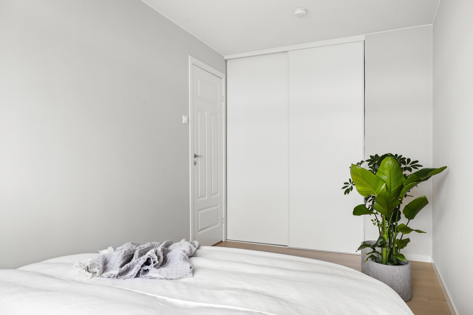 Det er montert skyvedørsgarderobe på begge soverom. Galleribilde