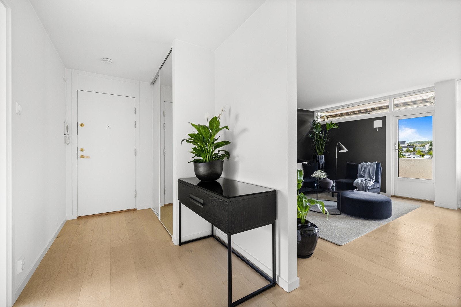 Leilighetens entré er lys og innbydende med god plass til oppbevaring i skyvedørsgarderobe. Galleribilde