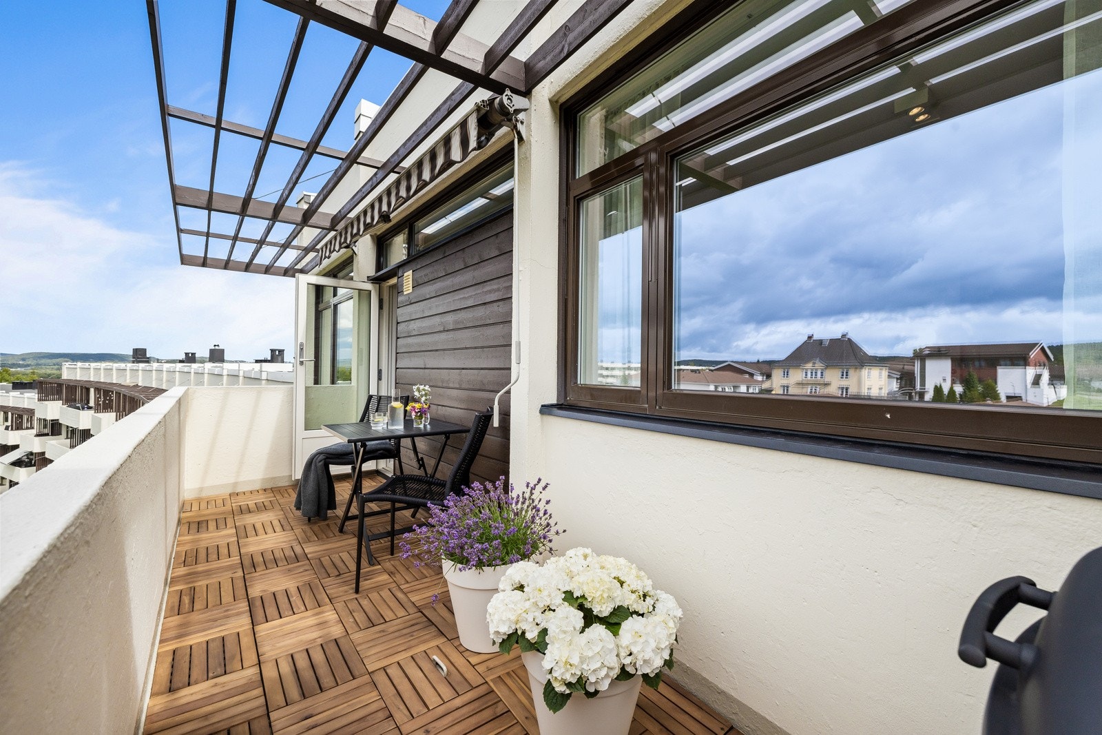 Det er plass til sittegruppe, grill og blomster etter eget ønske. Galleribilde