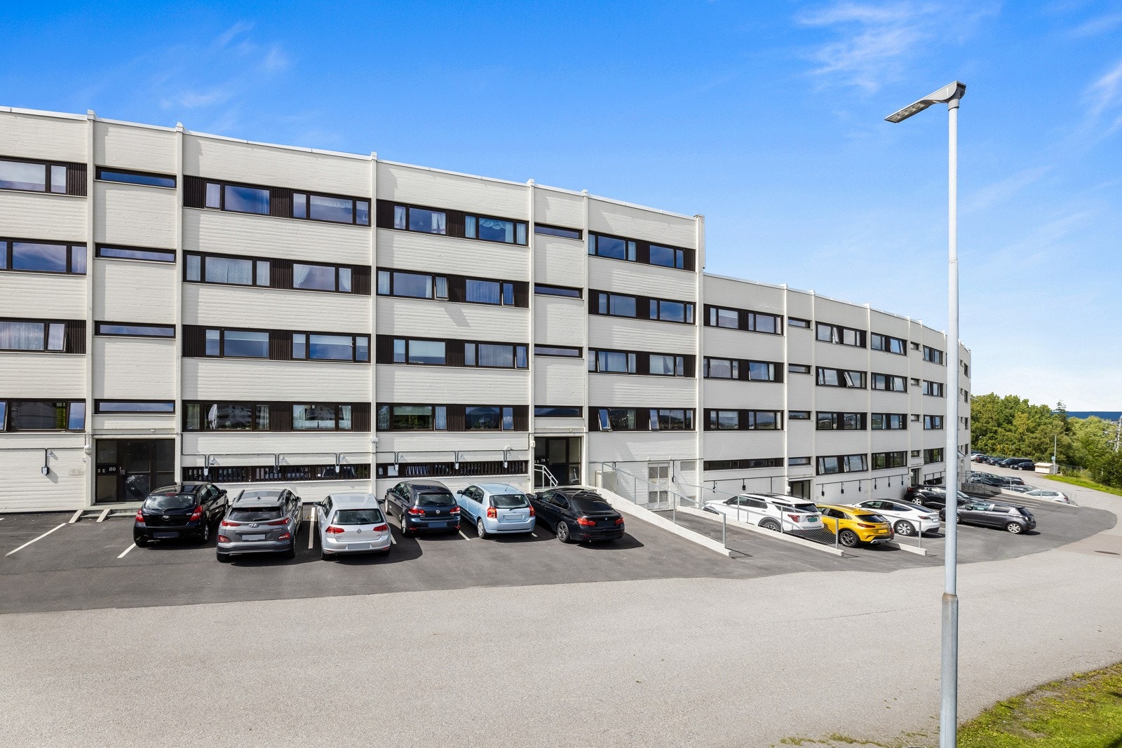 Det er mulighet for leie av p-plass etter liste. Hver plass koster kun kr. 50,- pr. mnd i leie. Mulighet for el-billader. Galleribilde