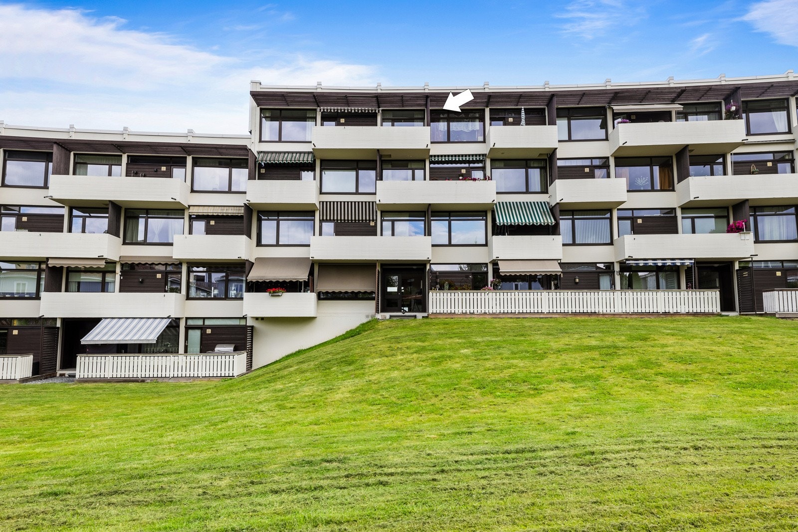 Leiligheten har fin internbeliggenhet på enden i sin oppgang. Galleribilde