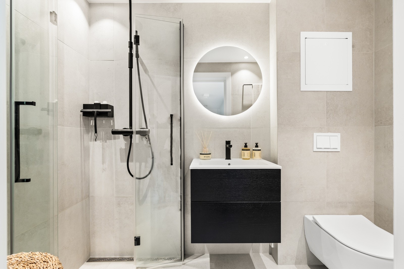 Badet er utstyrt med servantskap med push tipmatic system, servant i komposittstein, blandebatteri og takdusj fra Tapwell, og innfellbare dusjdører fra Novellini. Galleribilde