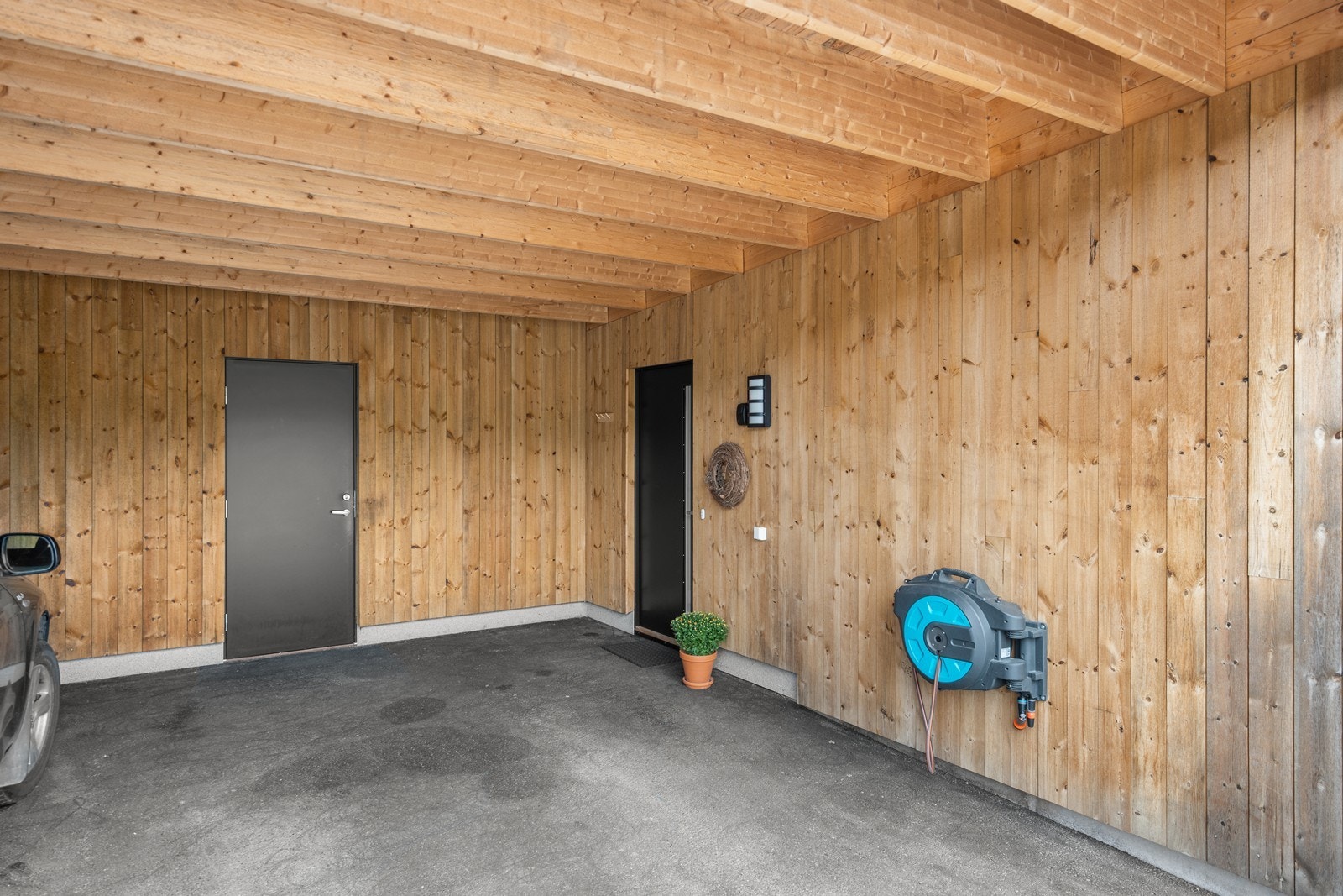 Carport med bod. Vannuttak på vegg Galleribilde