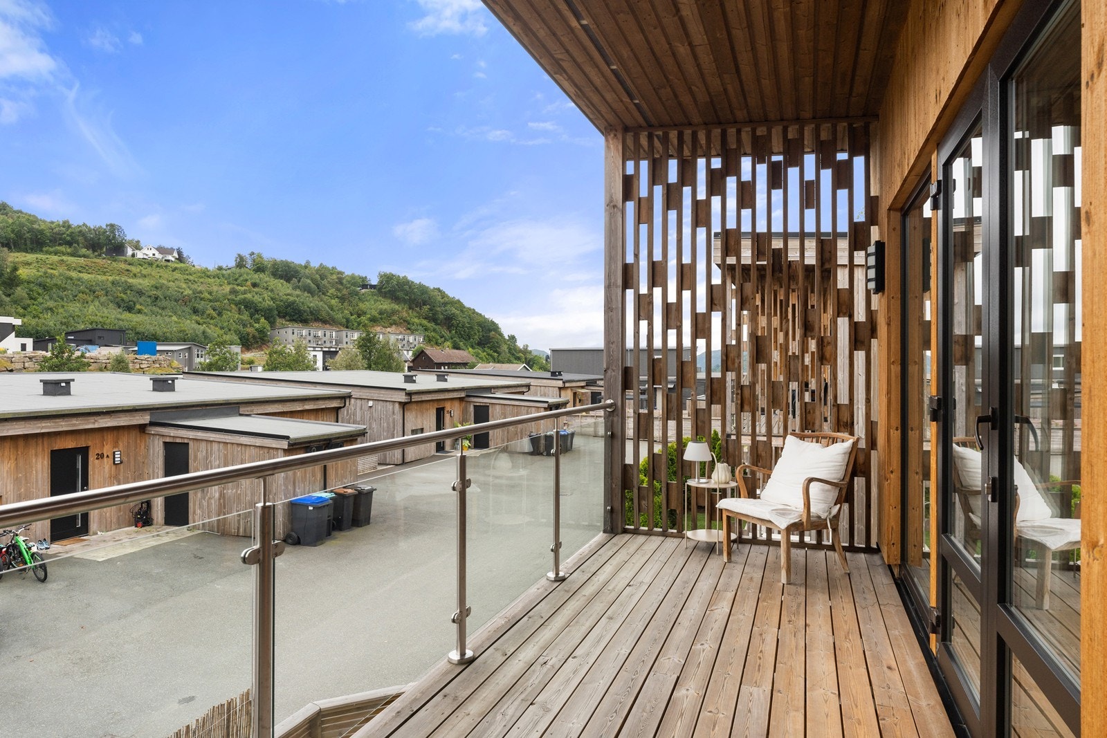 Terrasse med lite innsyn. Gode solforhold fra morgen til kveld Galleribilde