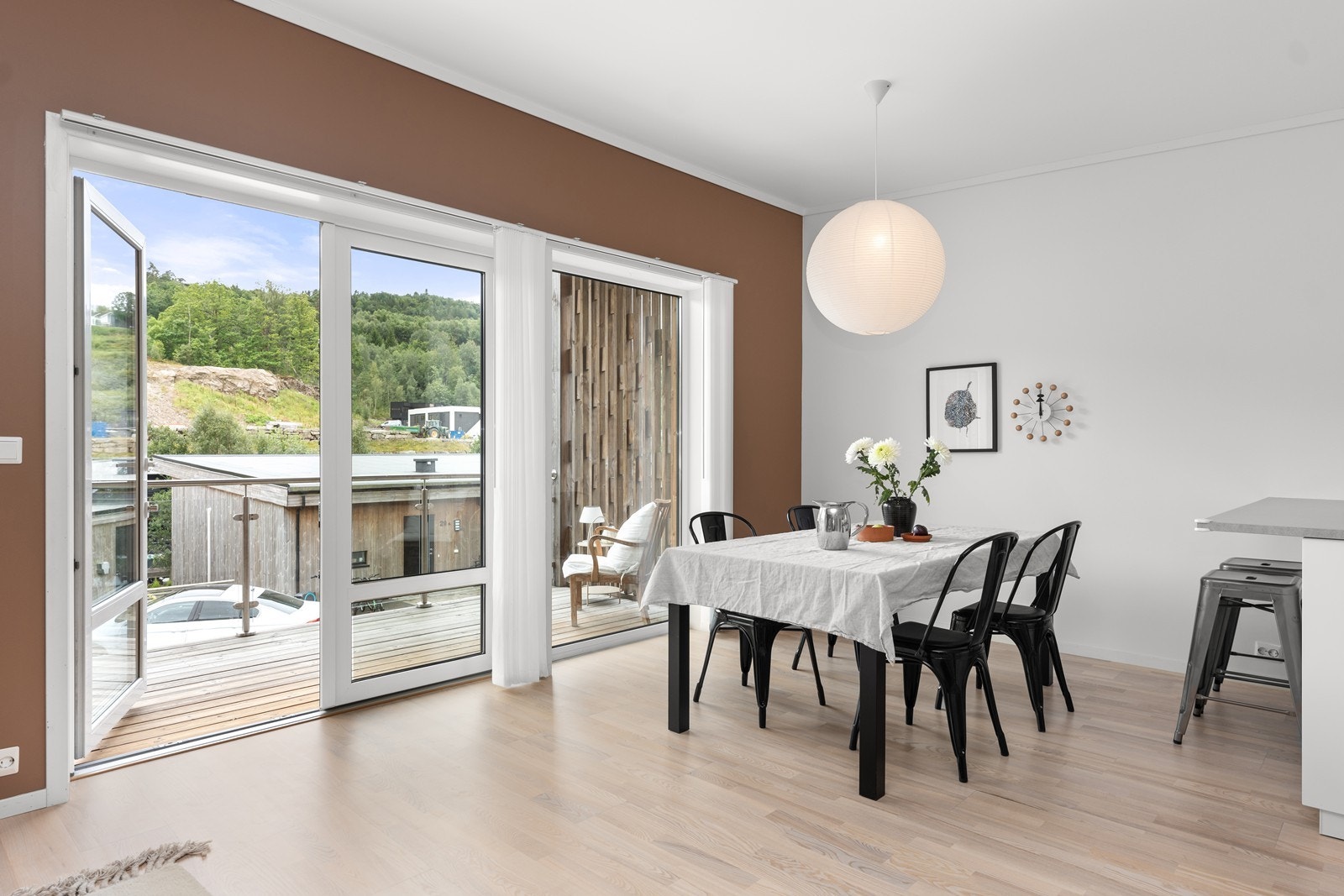 Store vinduer i front Galleribilde