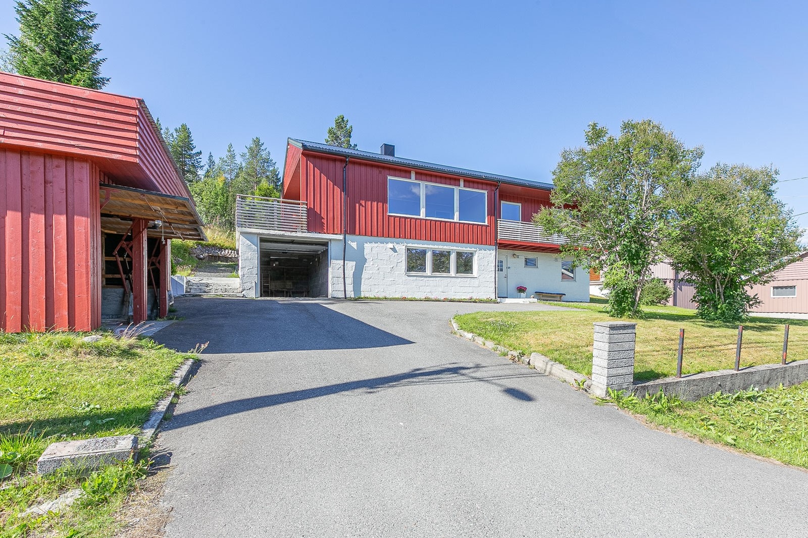 Enebolig med utleie og garasje i veletablert og barnevennlig boligfelt, nært utmark og gode solforhold. Galleribilde