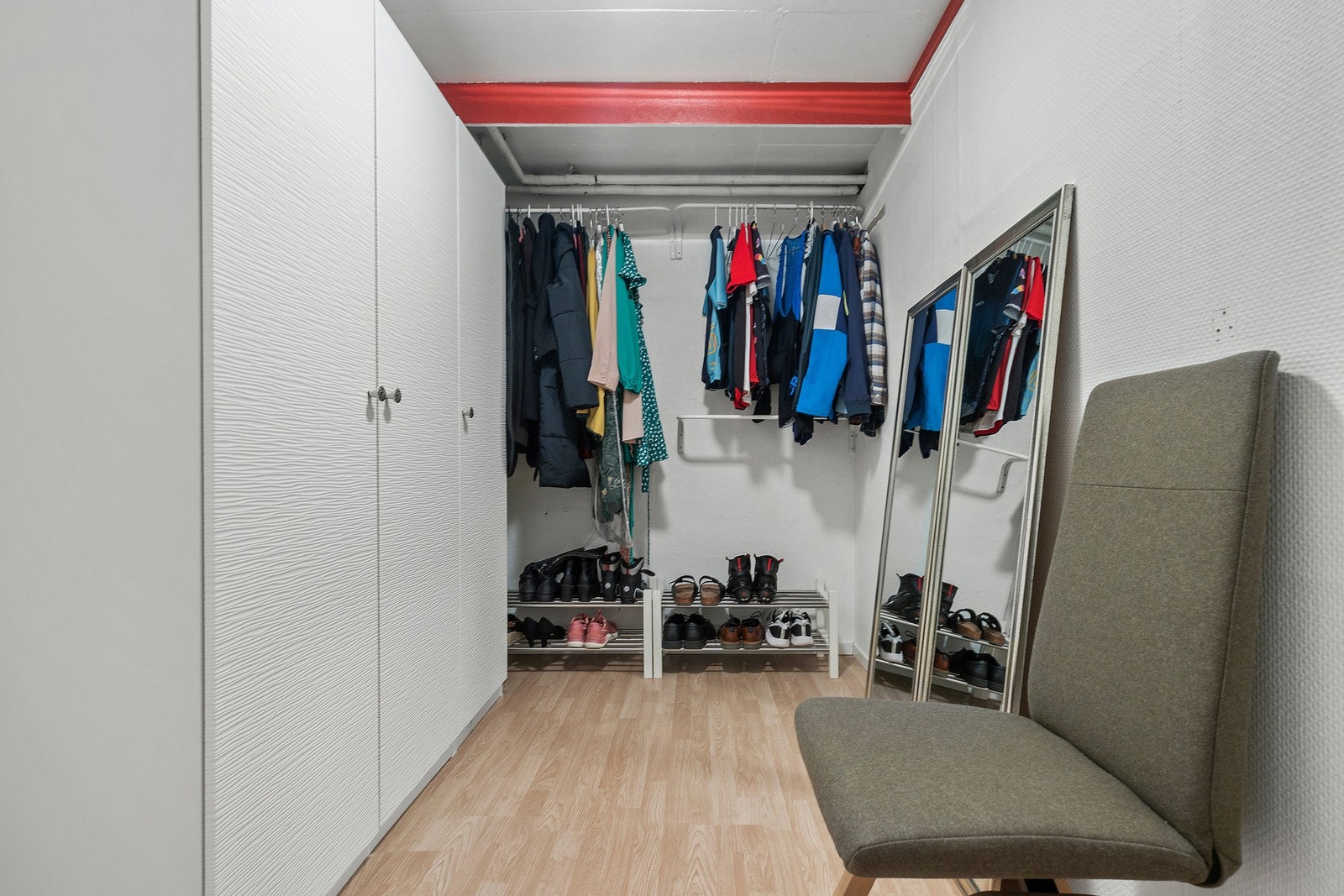 I kjelleren har selger innredet en av bodene til et omkledningsrom Galleribilde