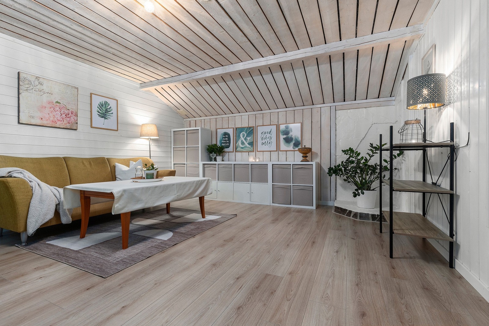 Lydisolert og innbydende kjellerstue på 20 kvm for den virkelig musikkglade. Nytt laminatsgulv. Kjellerstuen er opprinnelig godkjent som bod og er ikke byggemeldt som kjellerstue. Galleribilde