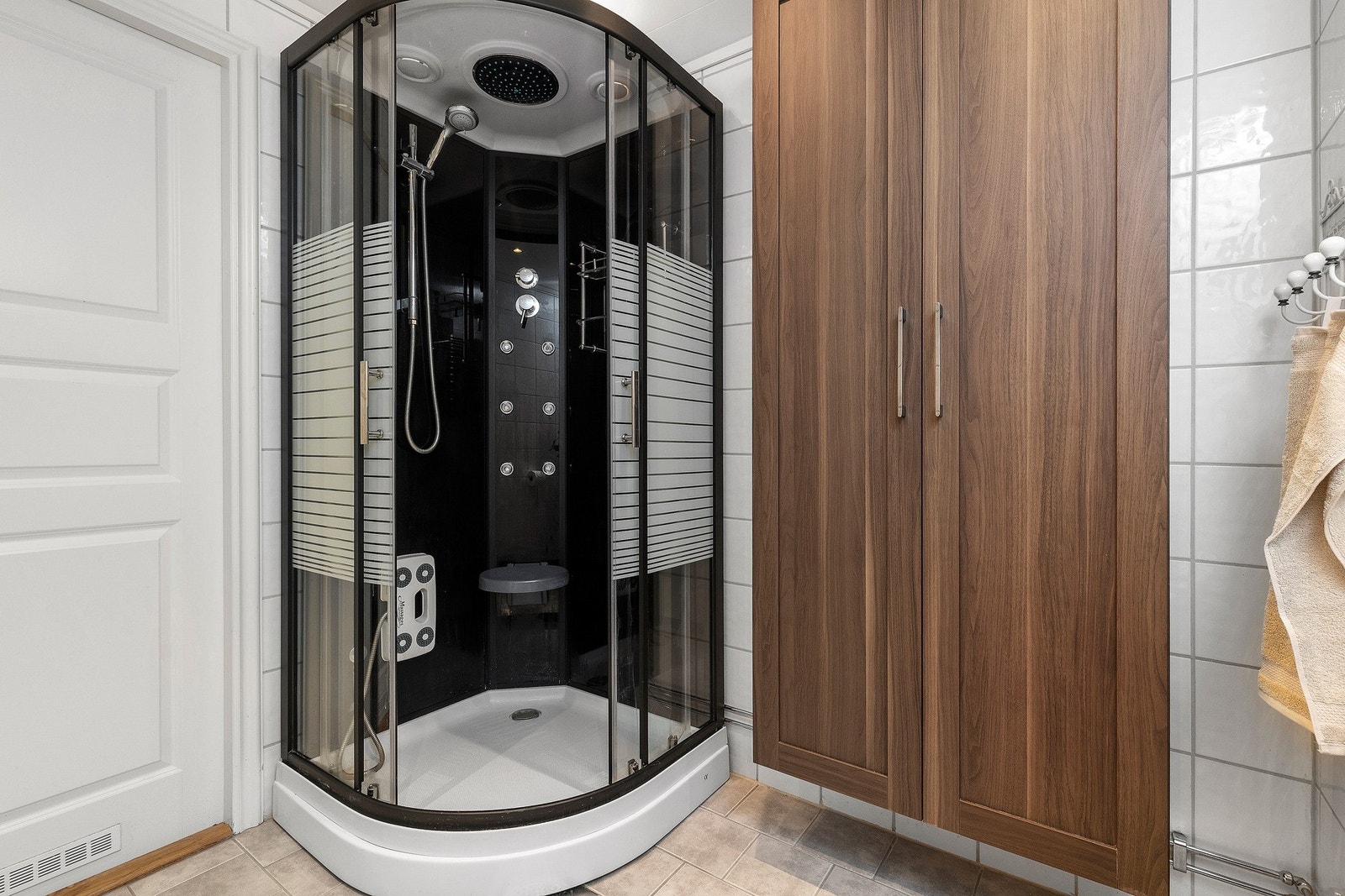 Badet har et dusjkabinett med "massasje funksjon" og regnfallsdusj. Galleribilde