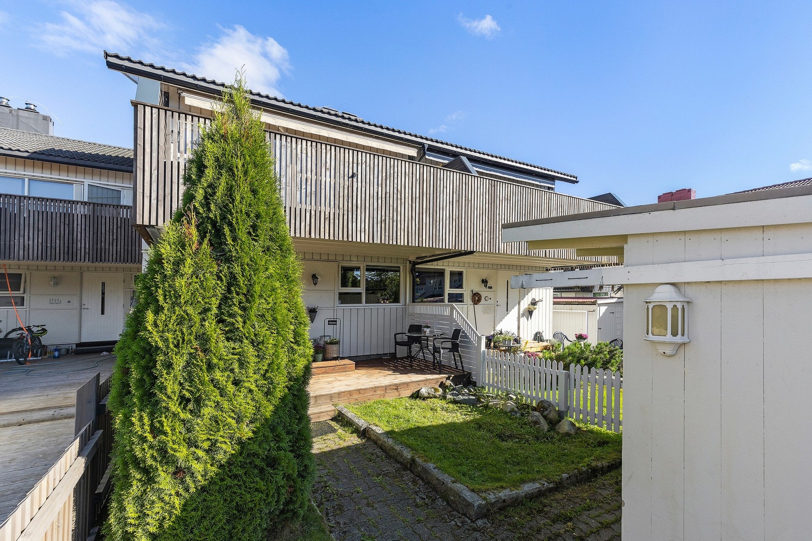 Tilhørende huset følger det også med en garasjeplass i felles garasjekjeller. Mulighet for tilkobling av el-bil lader på egen plass. Galleribilde