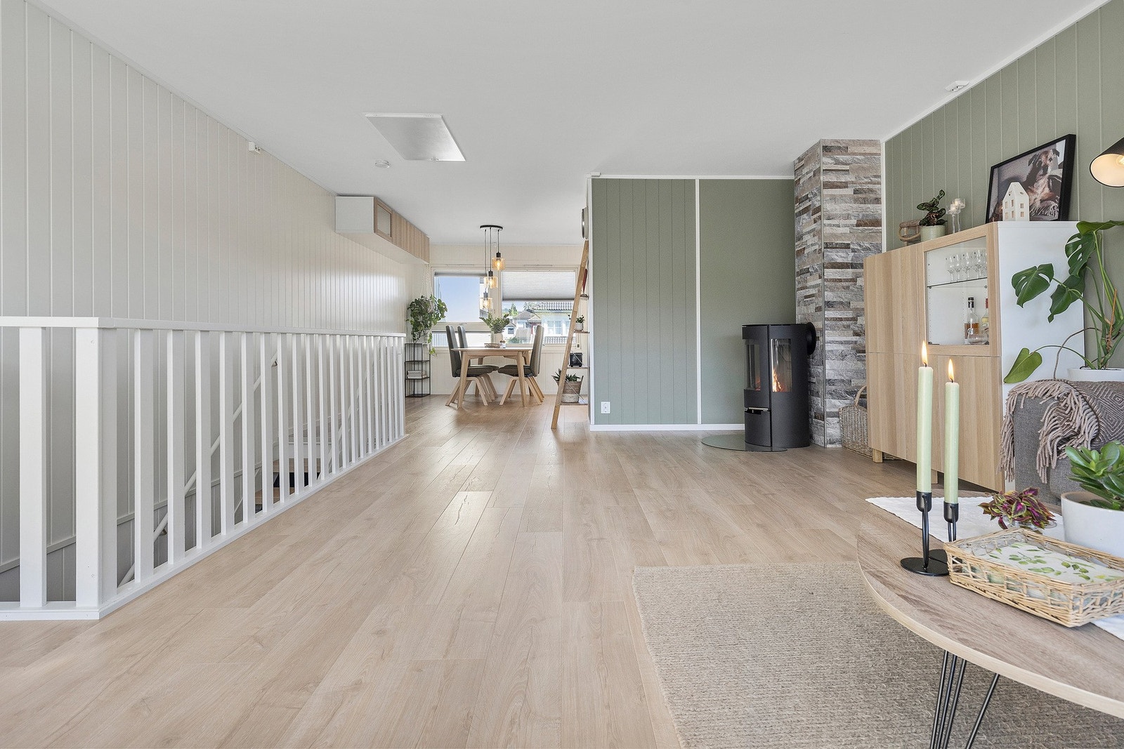 Huset varmes ved bruk av vedfyring og varmepumpe fra 2019 som fikk service i 2023. Galleribilde