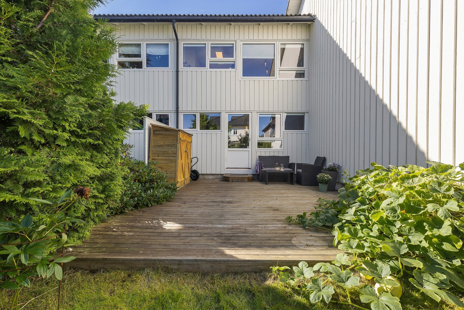 Den østvendte terrassen med nedgang til borettslagets hage med epletre er på hele 27 kvm. En flott og skjermet terrasse med utstyrsbod og masse boltreplass Galleribilde