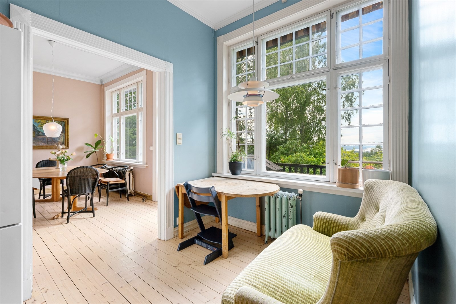 Spiseplass på kjøkkenet. Galleribilde