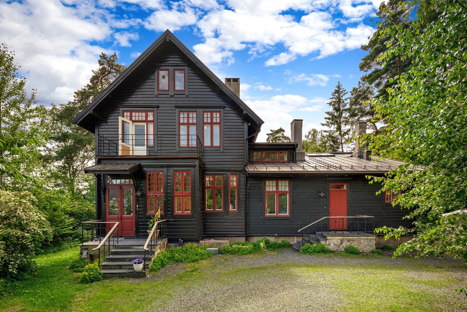 Enebolig som opprinnelig ble oppført i 1906. Bygningen ble i 1993 ombygget og godkjent som vertikaldelt tomannsbolig med to deler, dog har boligen primært vært brukt som enebolig og det er åpent mellom delene i kjeller og 1. etasje. Galleribilde