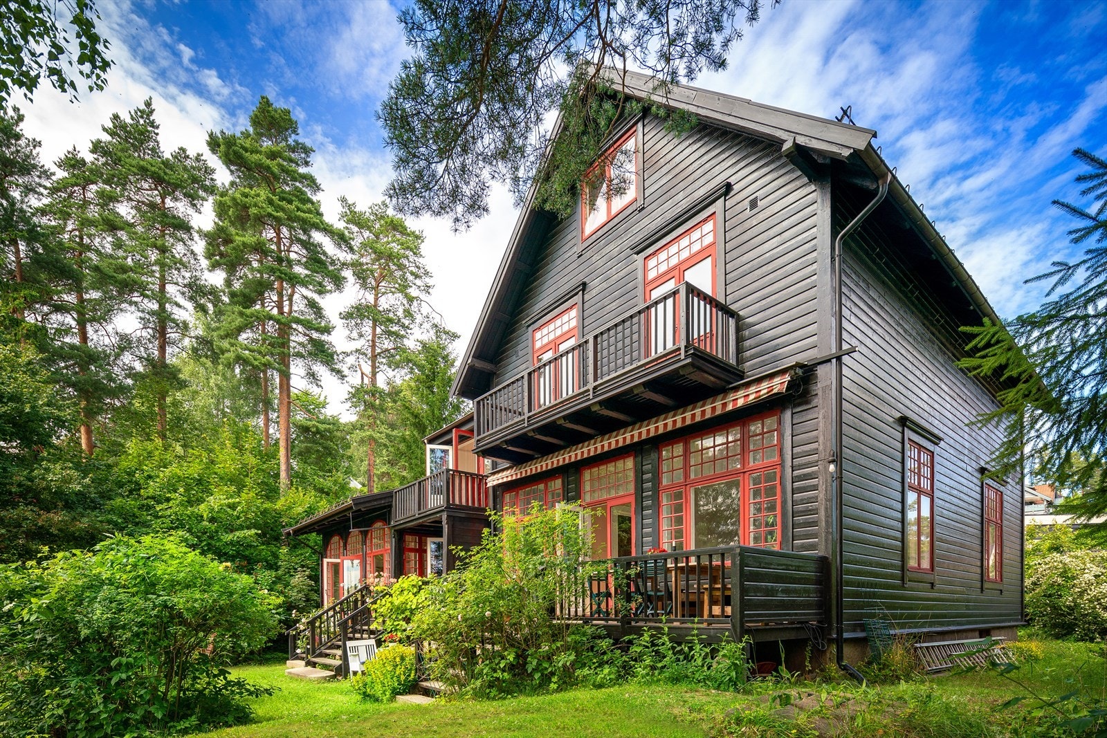 Dette er en meget innholdsrik familiebolig på hele 363 kvm over 3 plan og loft. Store muligheter på loftet som i dag har vært brukt til oppbevaring (se alternativ planskisse for inspirasjon). Galleribilde