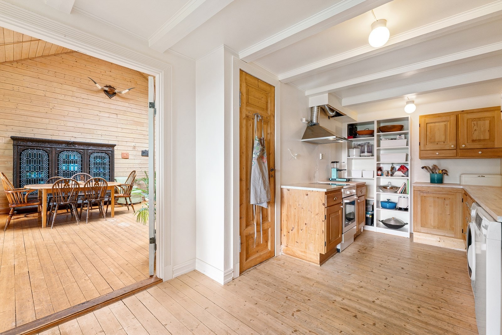 Furu kjøkkeninnredning i kjøkken nr. 2. Det er per i dag åpent mellom kjøkken 1 og 2. Galleribilde