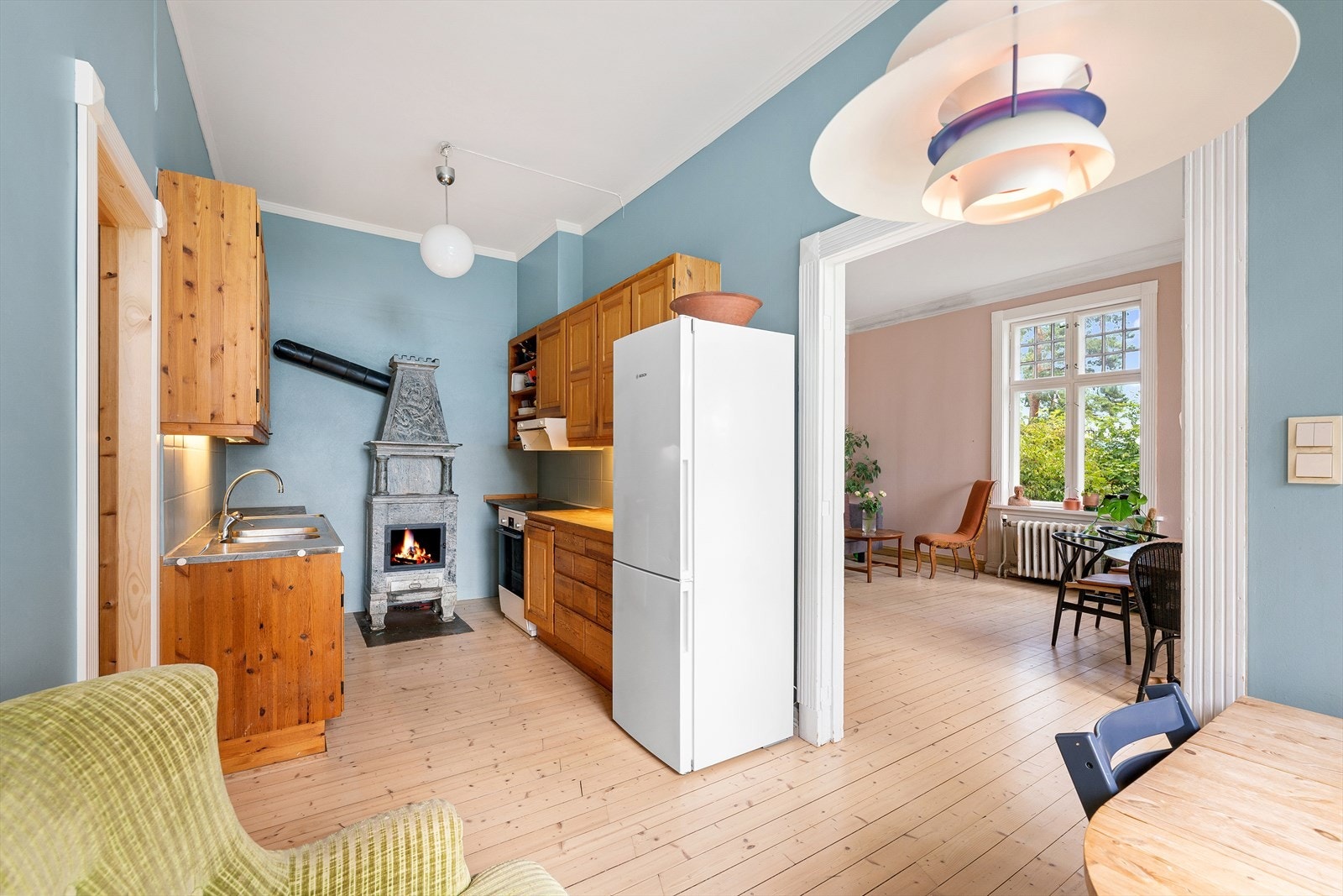 Furu kjøkkeninnredning i kjøkken nr. 1 med flott klebersteinspeis. Galleribilde