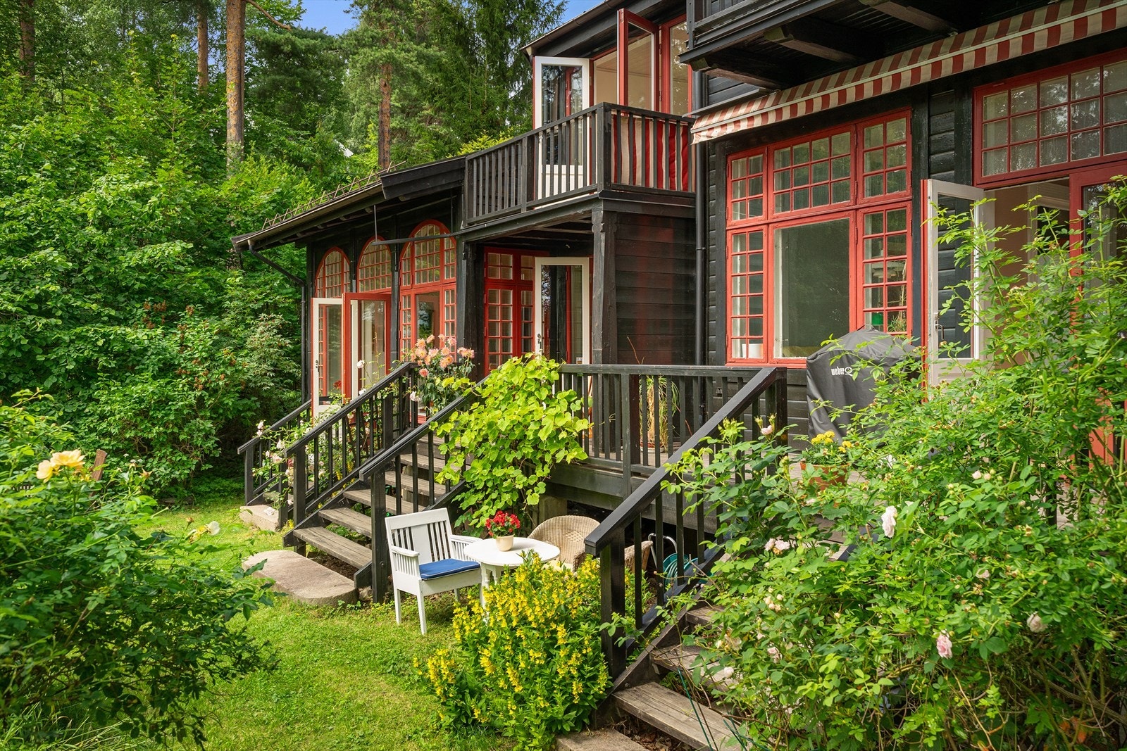 Boligen har flere flotte balkonger, terrasser og uteplasser. Galleribilde