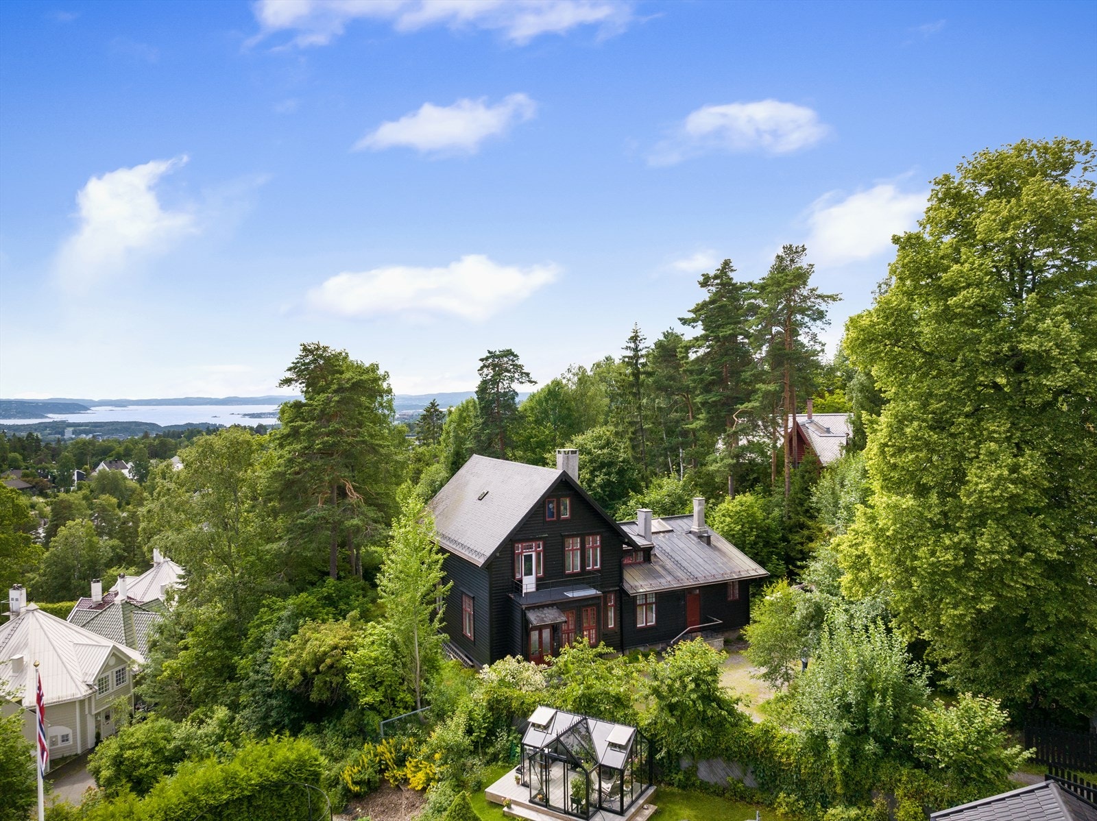 Boligen har moderniseringsbehov, og dette er en fantastisk eiendom med stort potensial. Se alternative planskisser for inspirasjon. Galleribilde