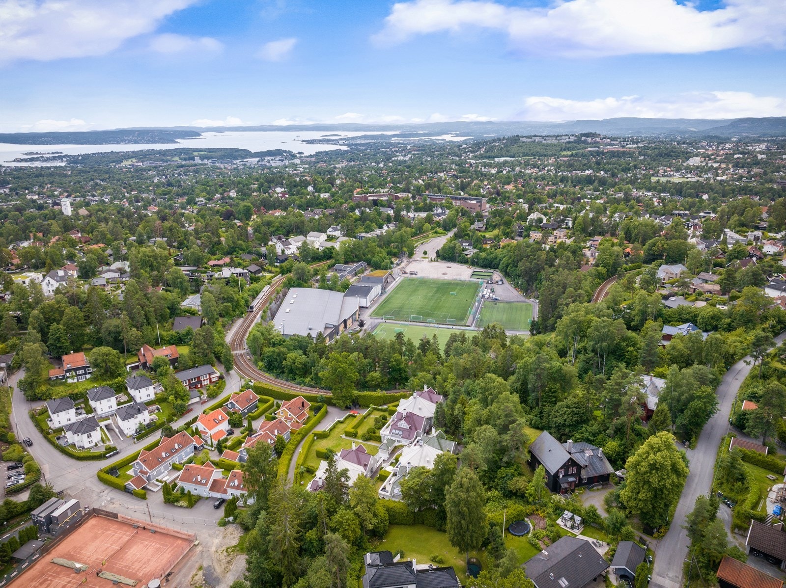 Kort vei til Hemings flotte anlegg med blant annet treningssenter, fotballbane, ballbinge, lekeplass, hinderløyper, idrettshall med tennisbaner og trampolinehall. Galleribilde