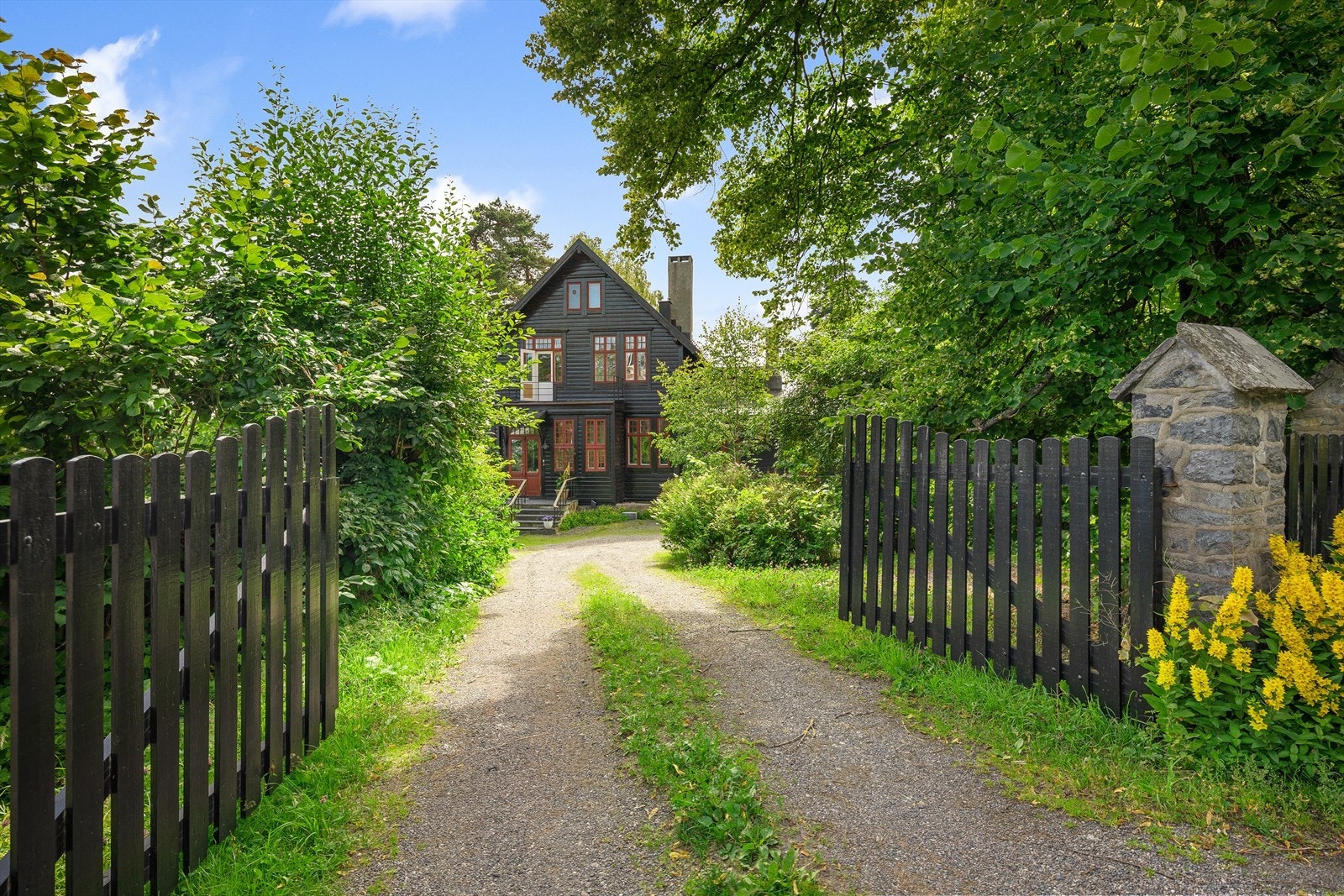 Her bor du i et rolig og ettertraktet villastrøk. Galleribilde