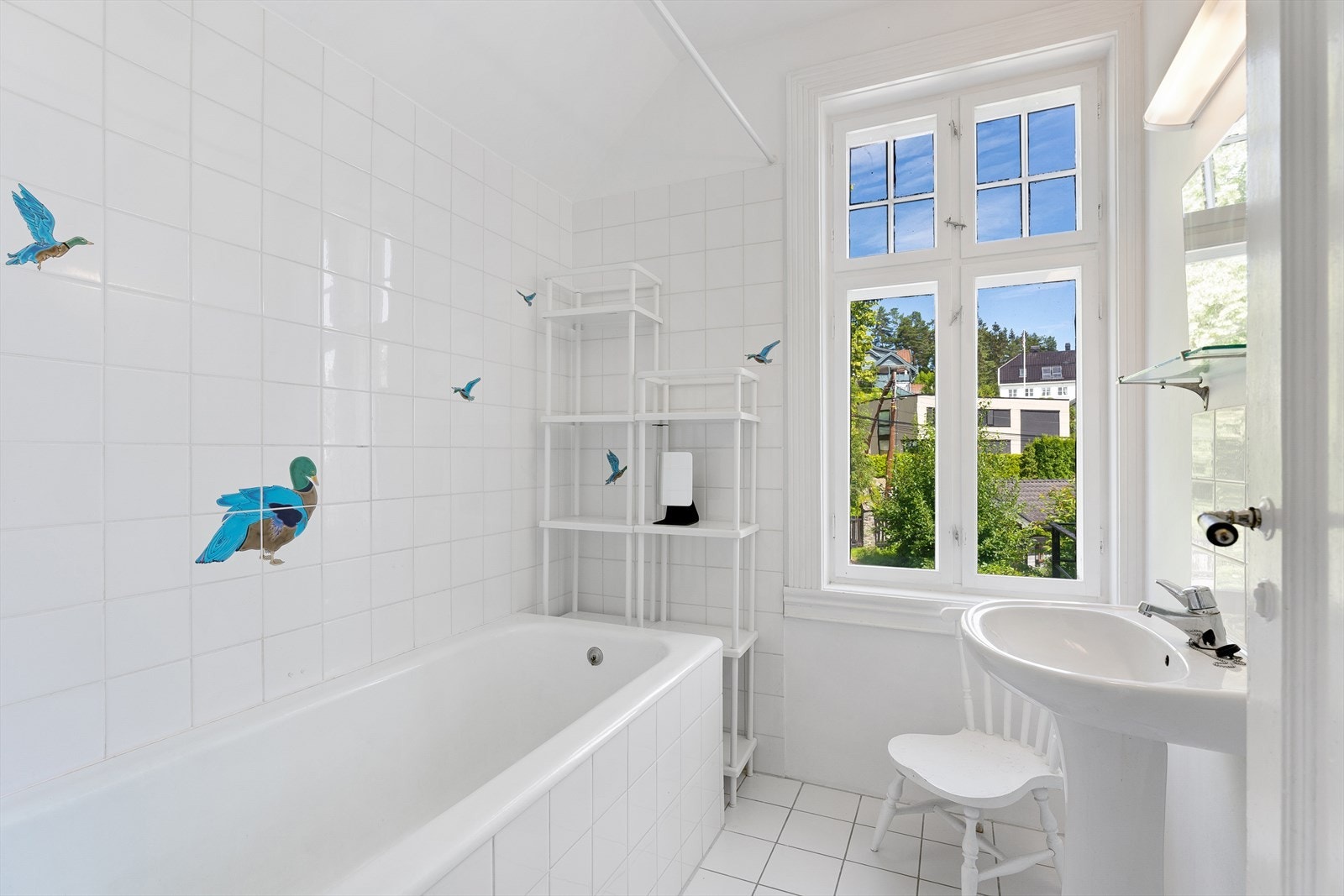 Boligen har totalt 3 baderom i tillegg til toalettrom og vaskerom. Galleribilde