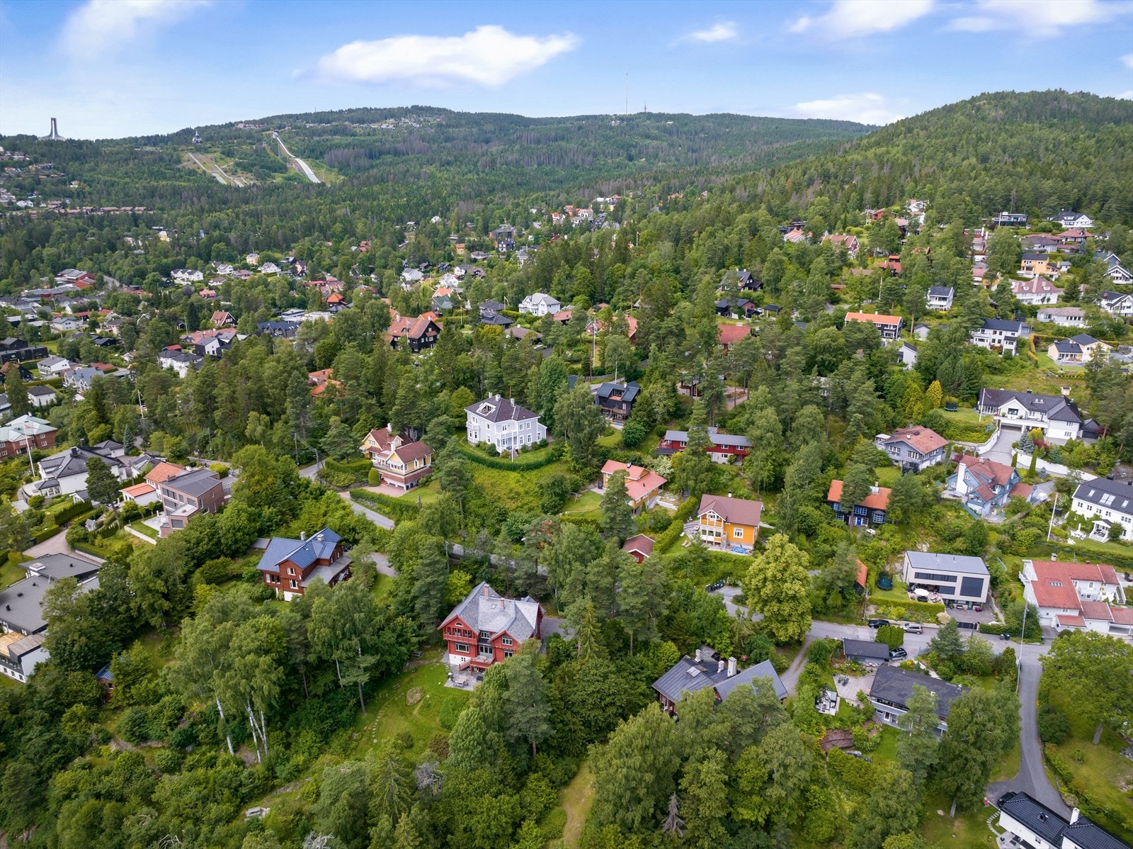 Boligen ligger i umiddelbar nærhet til Nordmarka med flotte tur- og friluftsområder. På bildet ser man både Vettakolltoppen, Tryvann, Midstulia og Holmenkollen som alle er innen rekkevidde fra boligen. Galleribilde