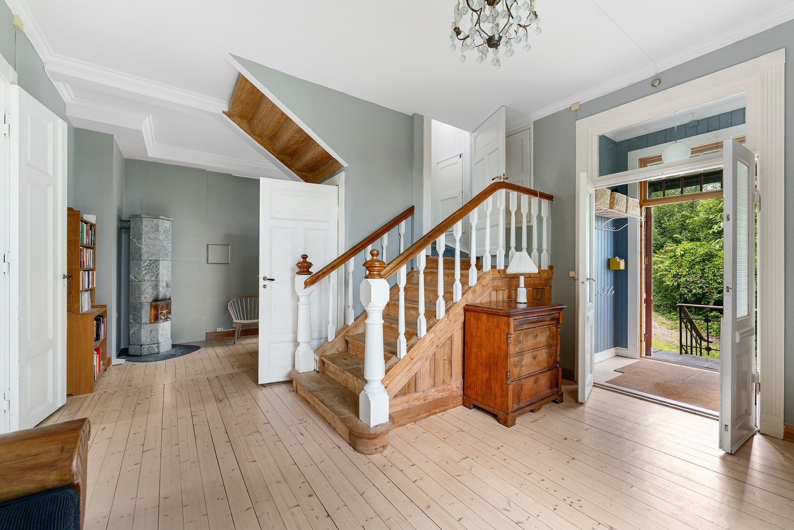 Stor og åpen hall. Galleribilde