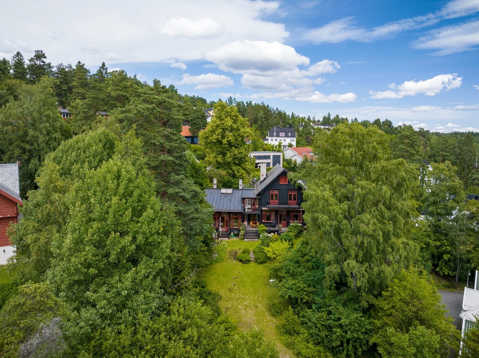 Eiendommen har en sjeldent stor tomt på over 2,3 mål. Galleribilde