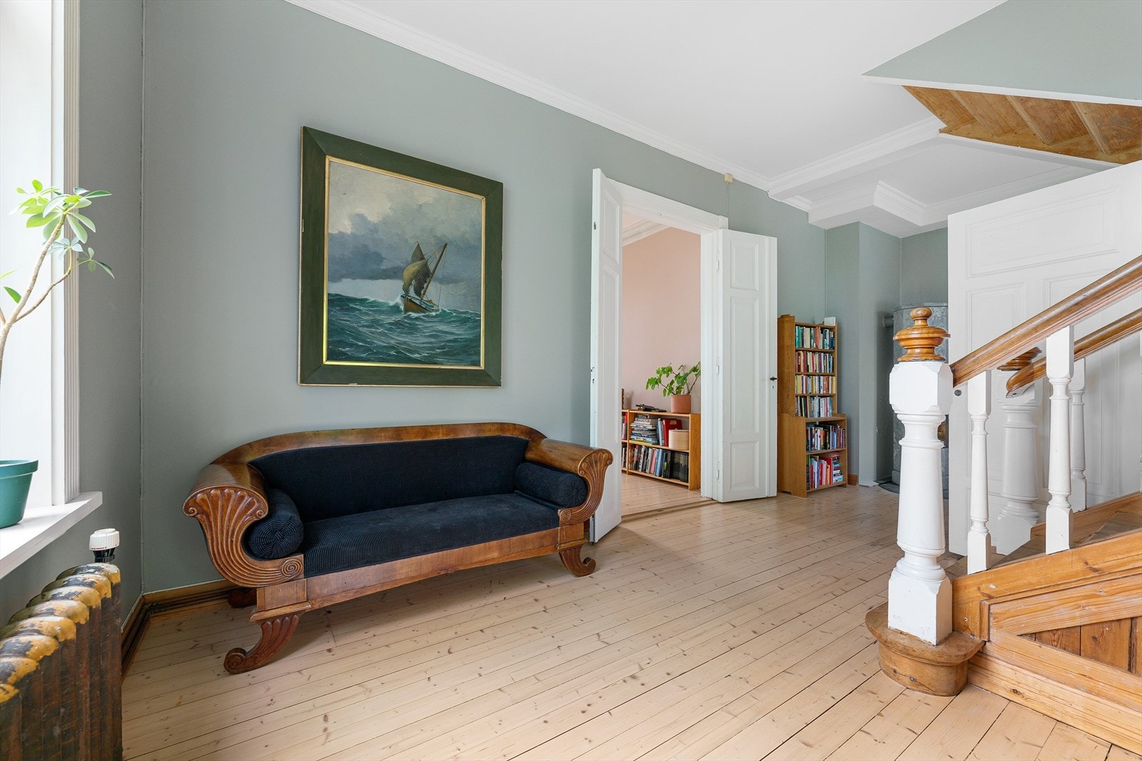 Det er installert fyrkjele i kjelleren med radiatorer i flere av rommene (AMA komfort fra 1987). Denne er ombygget og blir drevet av strøm. Galleribilde