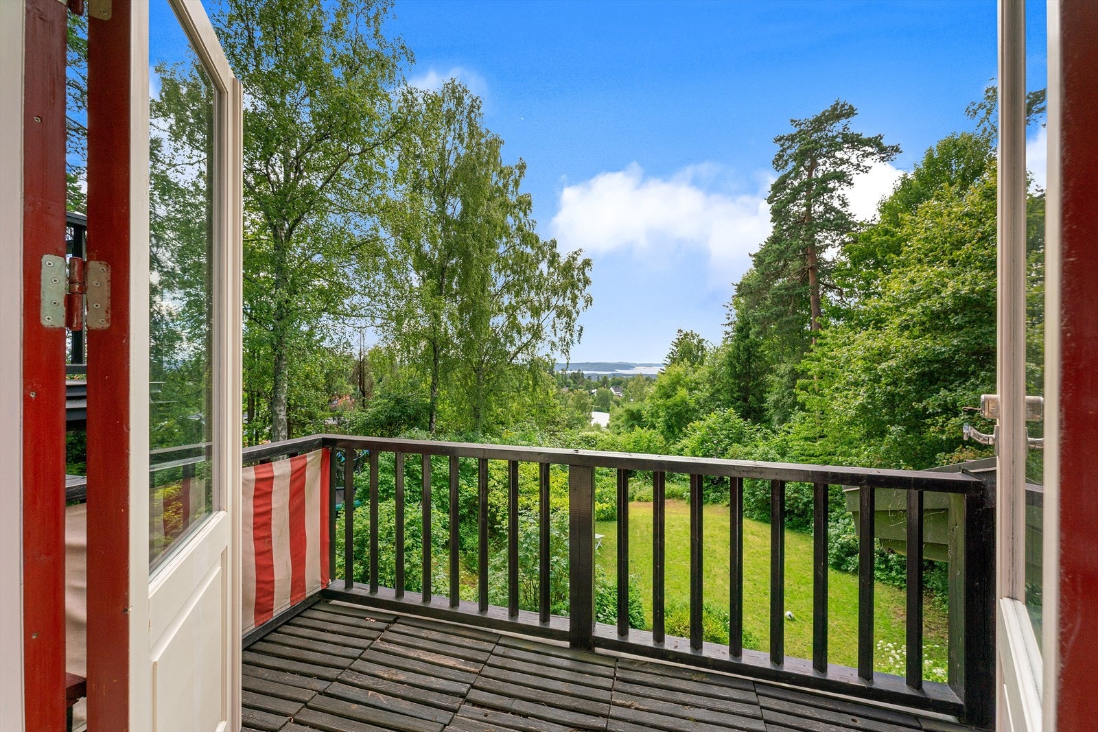 Solrik balkong med utsikt. Galleribilde