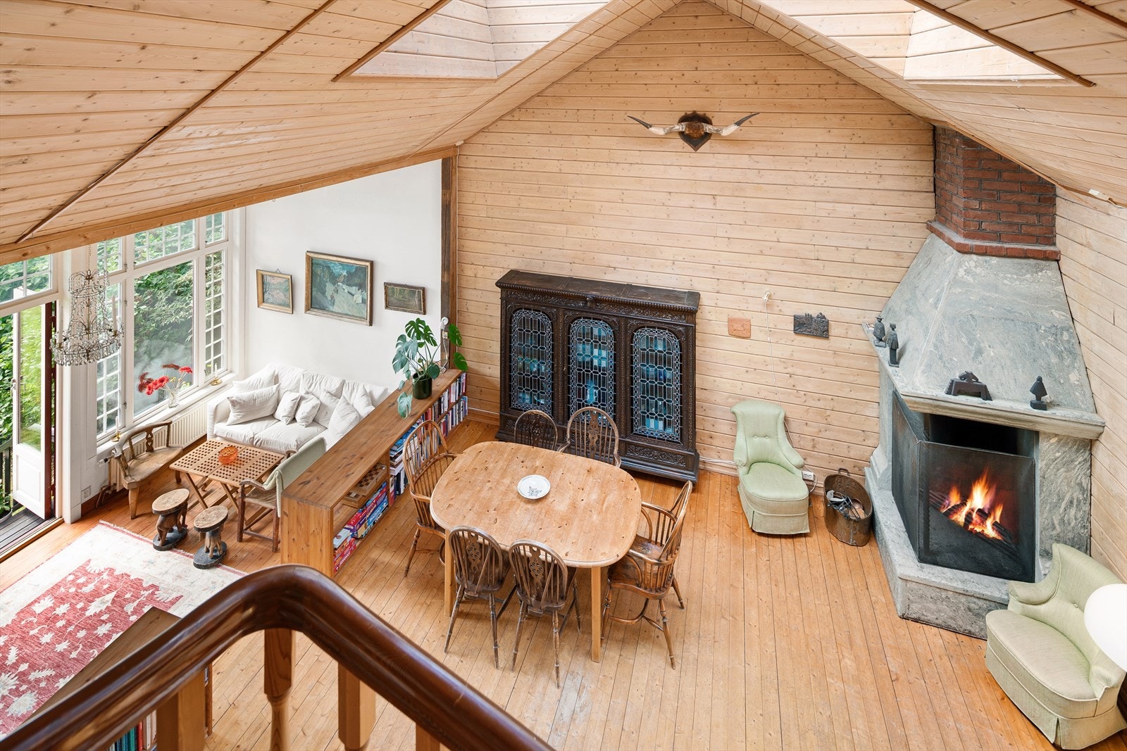 Stor stue med fantastisk takhøyde. Galleribilde