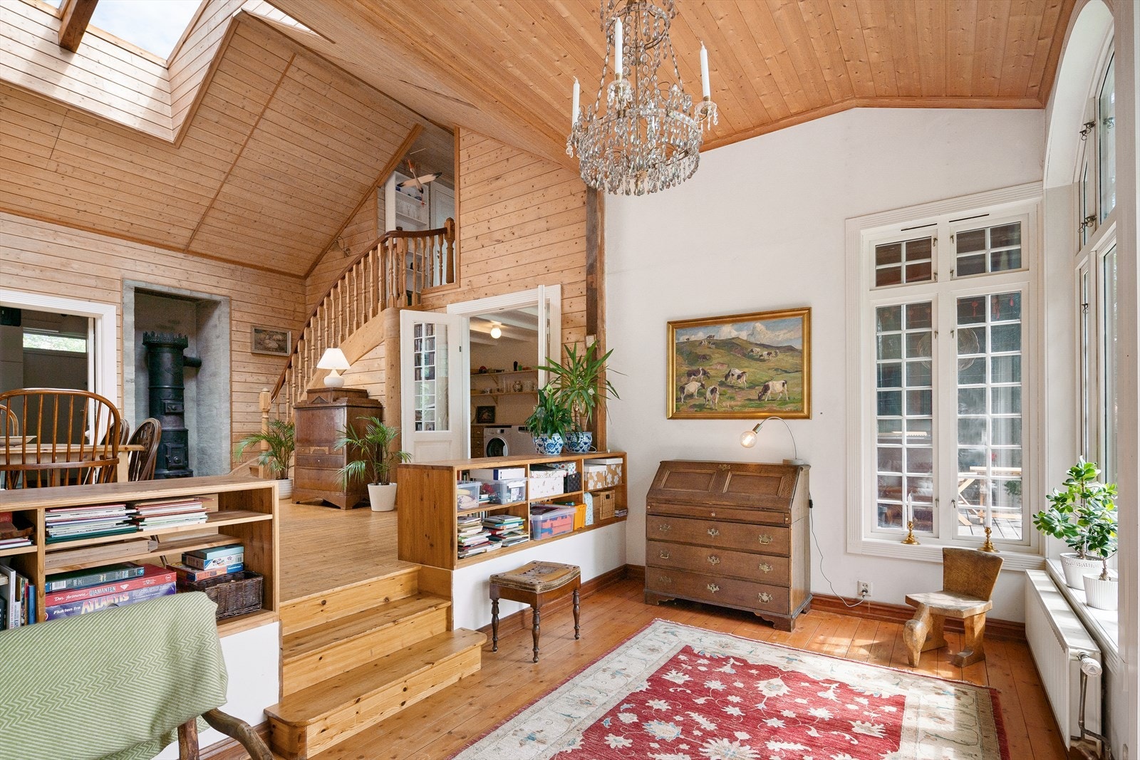 Takvinduene gjør at rommet får en lys og luftig atmosfære. Galleribilde