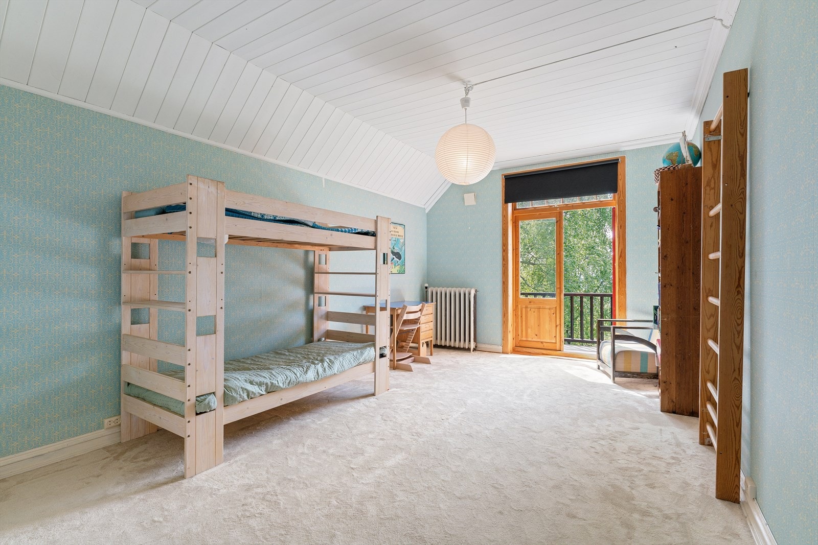 Soverom med utgang til balkong. Alle soverommene er av god størrelse. Galleribilde