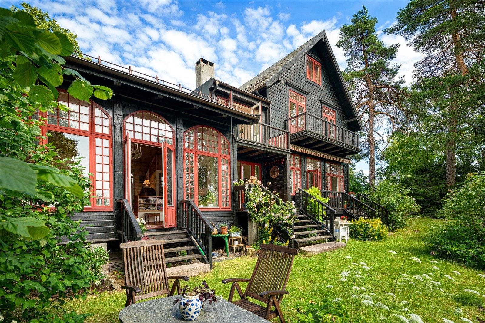 Nils O. M. Nordvik og Caroline Leirflaten ved Nordvik Bygdøy Allé har gleden av å presentere en unik og innholdsrik villaeiendom attraktivt beliggende på Gråkammen/Slemdal. Galleribilde