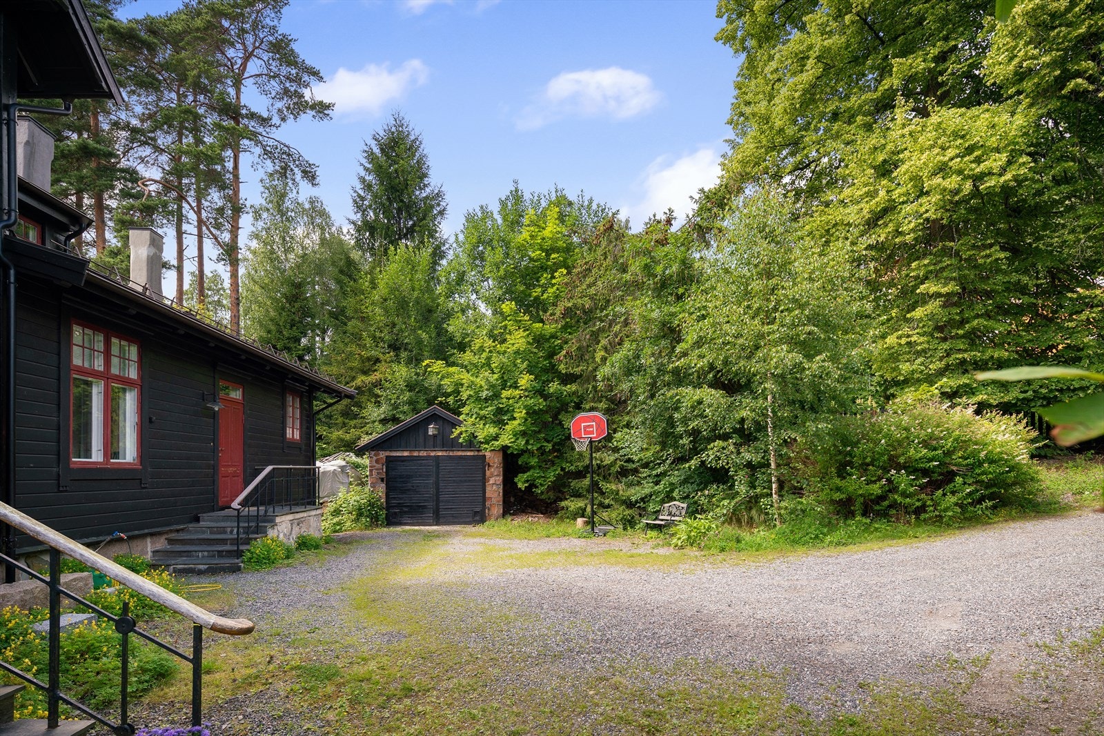 Frittstående garasje med plass til én bil. Ellers gode parkeringsforhold på egen gårdsplass. Galleribilde