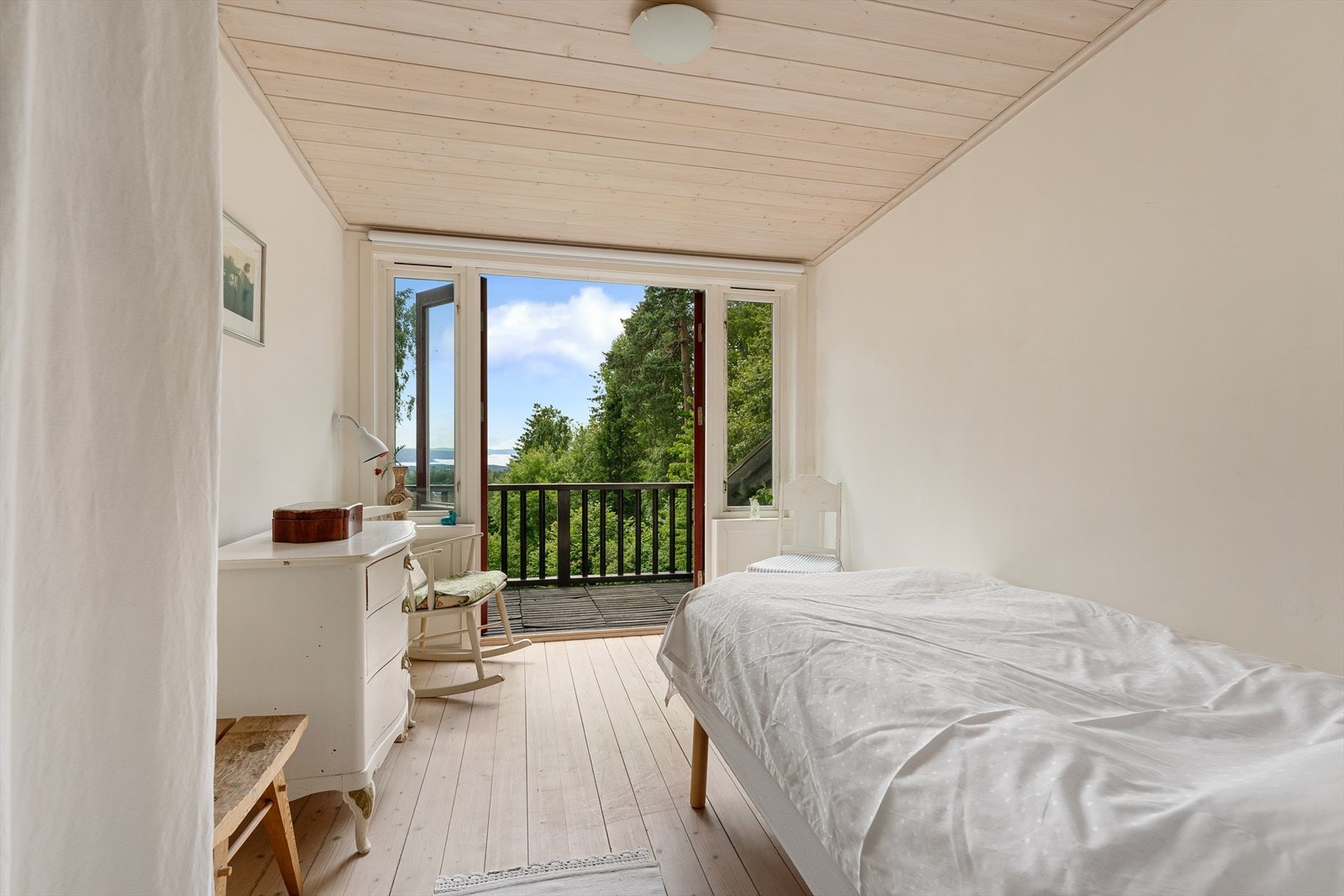 Soverom med utgang til balkong. Galleribilde