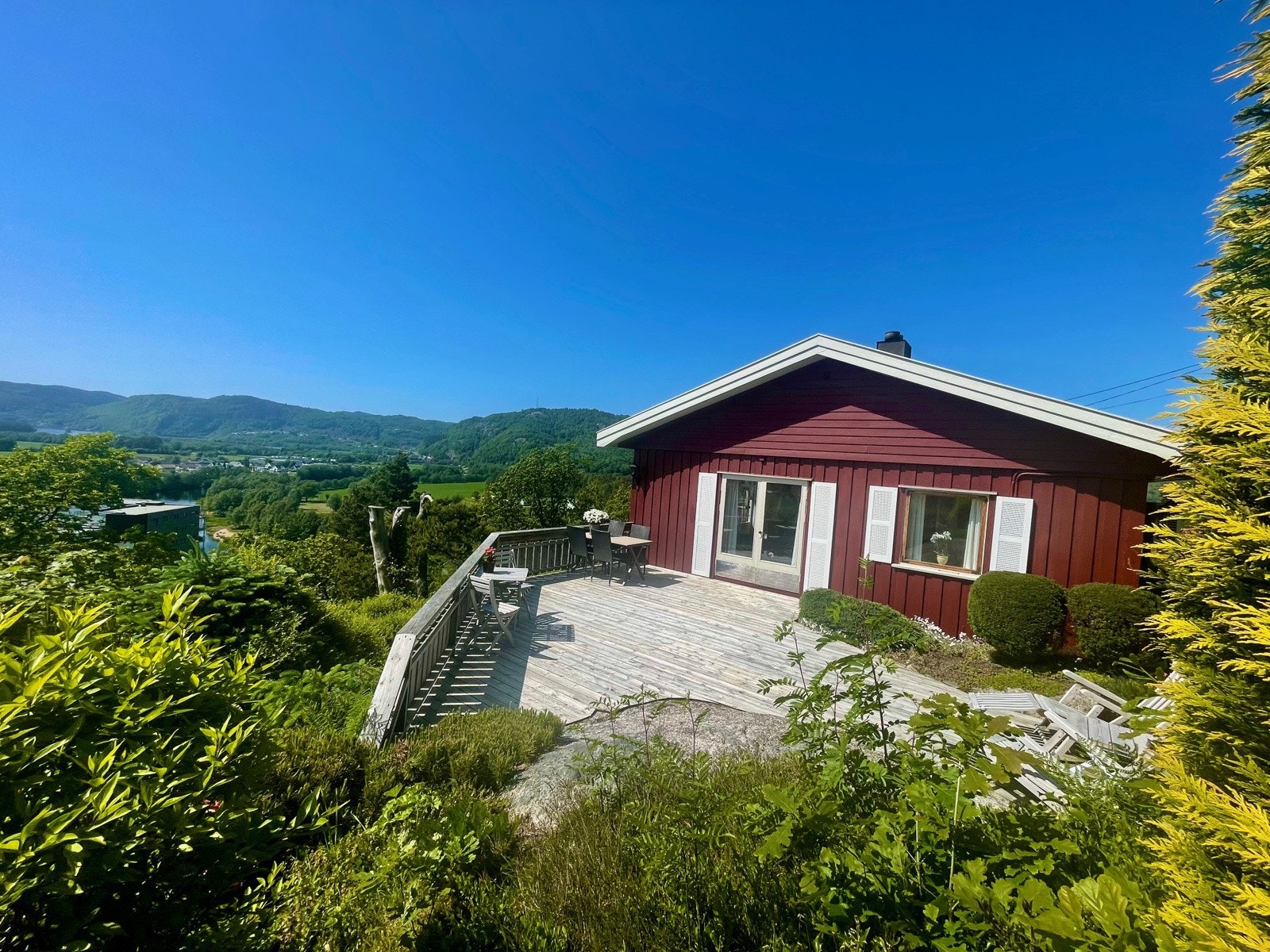 Hyggelig og usjenert terrasse med gode solforhold og nydelig utsikt! Galleribilde
