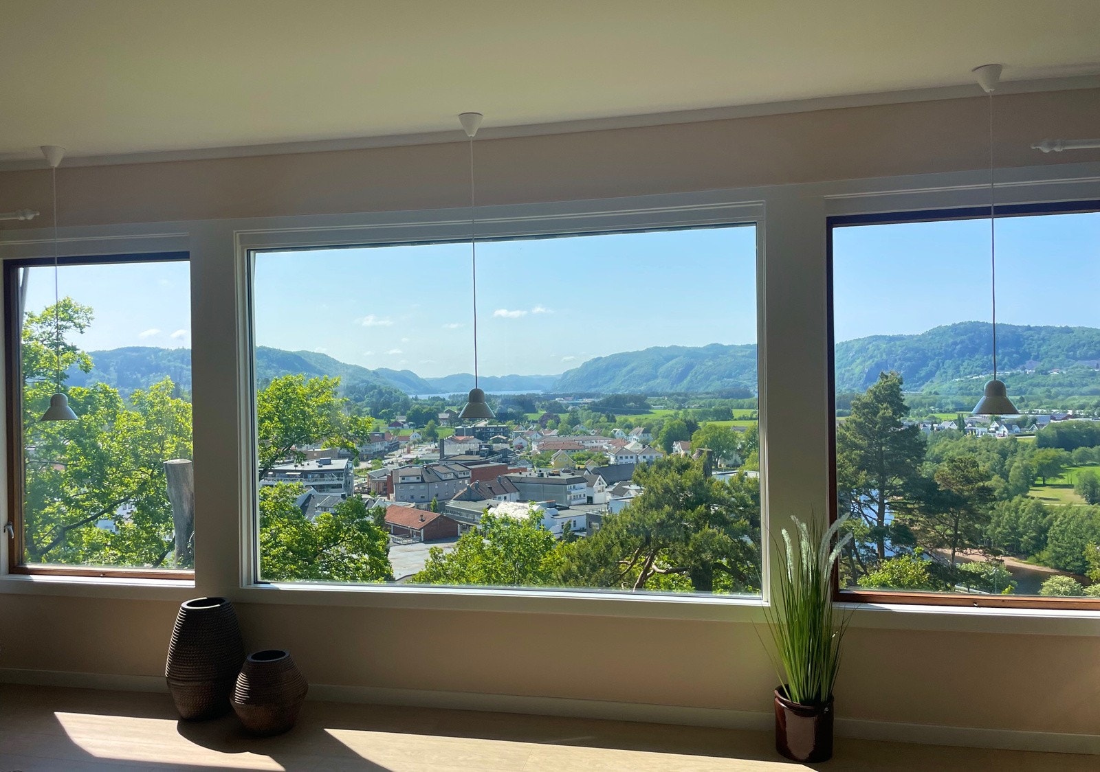 Fra stua og terrassene har man panoramautsikt over Lyngdal sentrum! Galleribilde