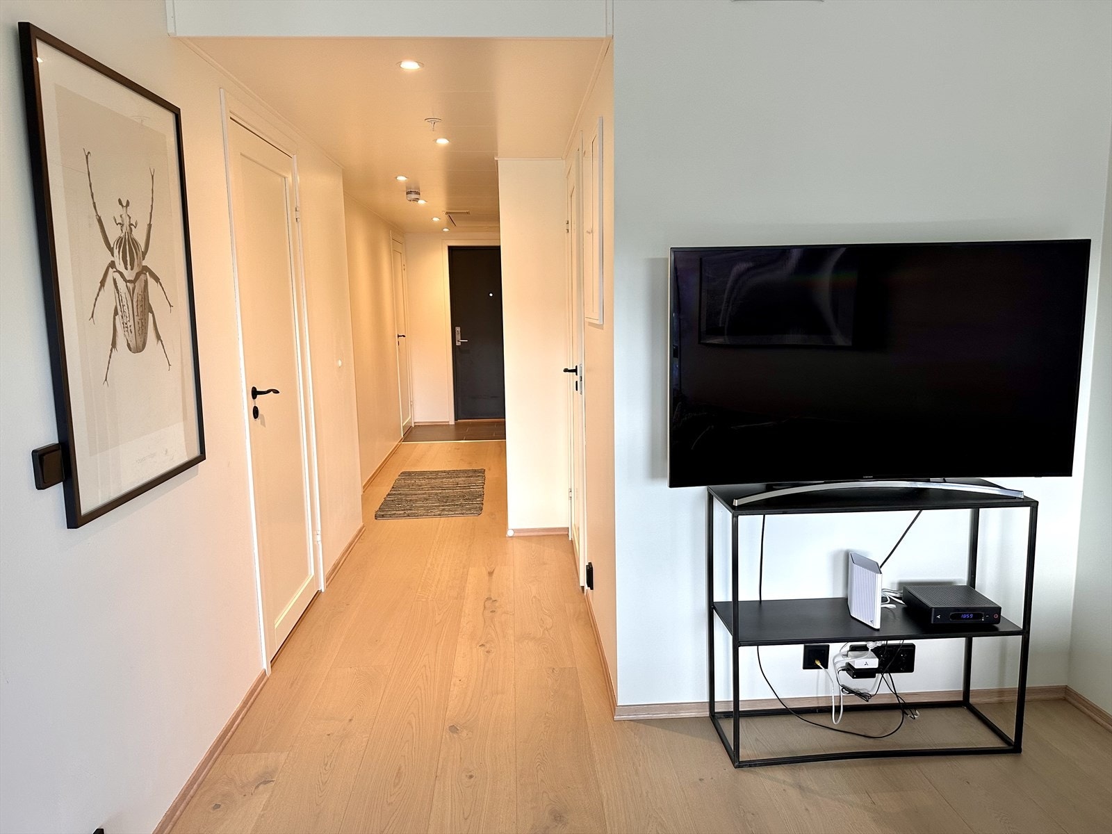 Lys og luftig entré/ gang med downlights i himling. Leiligheten inneholder 2 soverom + innvendig bod Galleribilde