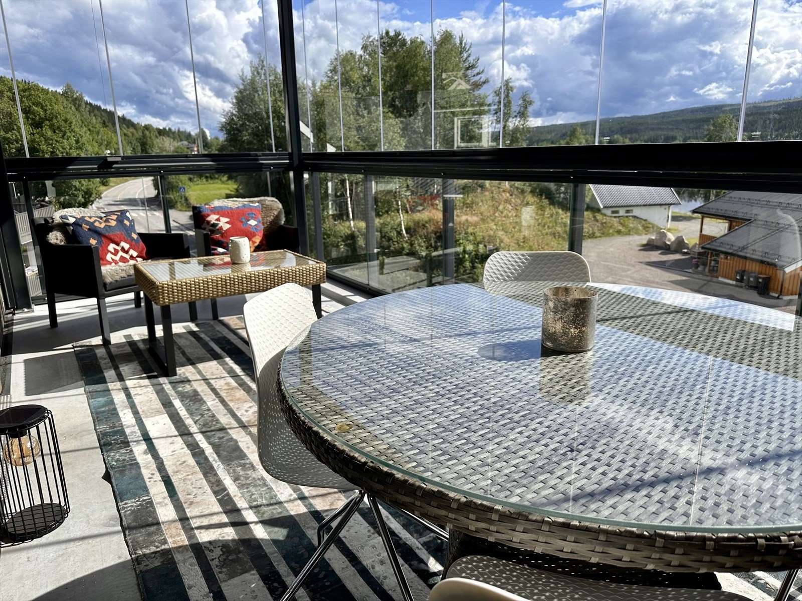 Innglassingen gjør balkongen til en fin forlengelse av stuen og gjør at den kan brukes både vinters- og sommerstid Galleribilde