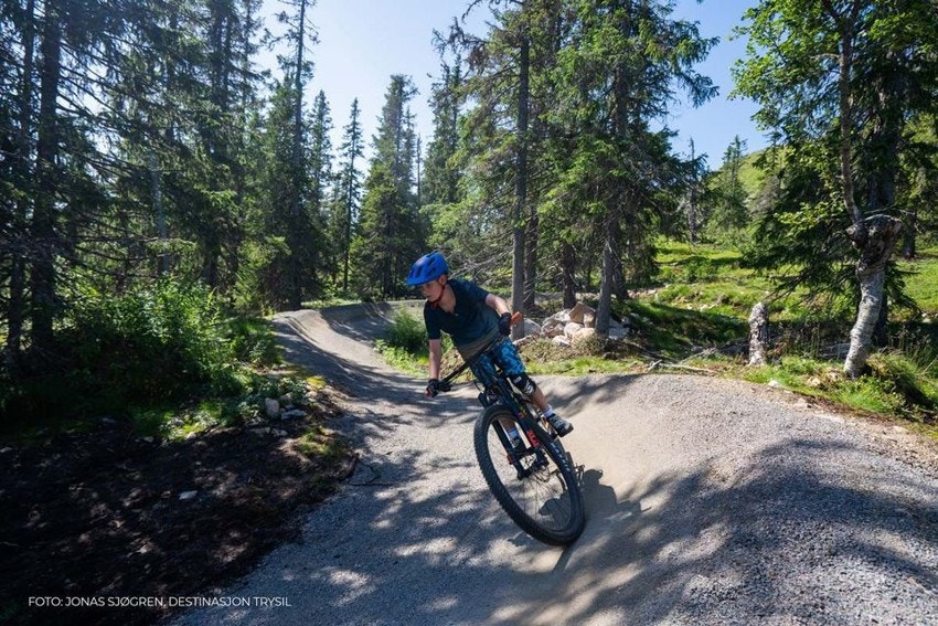 Om sommeren er Trysil et familievennlig sykkeleldorado med alt fra enkle og forsiktige sykkelstier uten krevende motbakker eller utforkjøringer til bakker som kun bør sykles av de meget erfarne Galleribilde