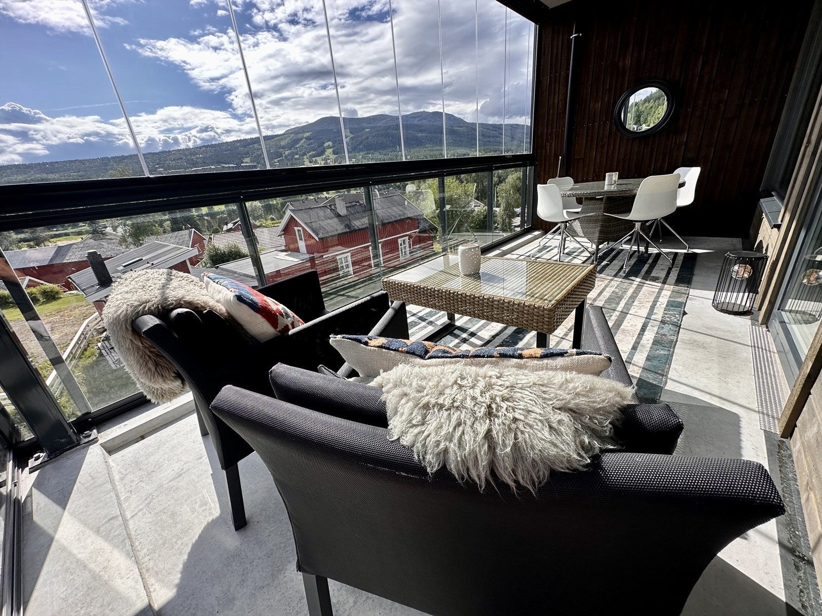 Stor overbygget og skjermet balkong med fantastisk utsikt mot Trysilfjellet! Galleribilde