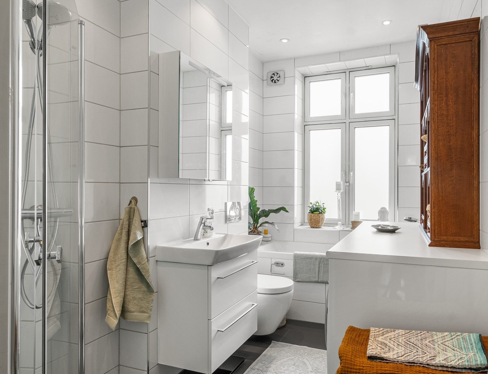 Flott baderom fra 2015 (ifølge tidligere salgsoppgave) med flislagte overflater, downlights i himling og elektrisk gulvvarme Galleribilde