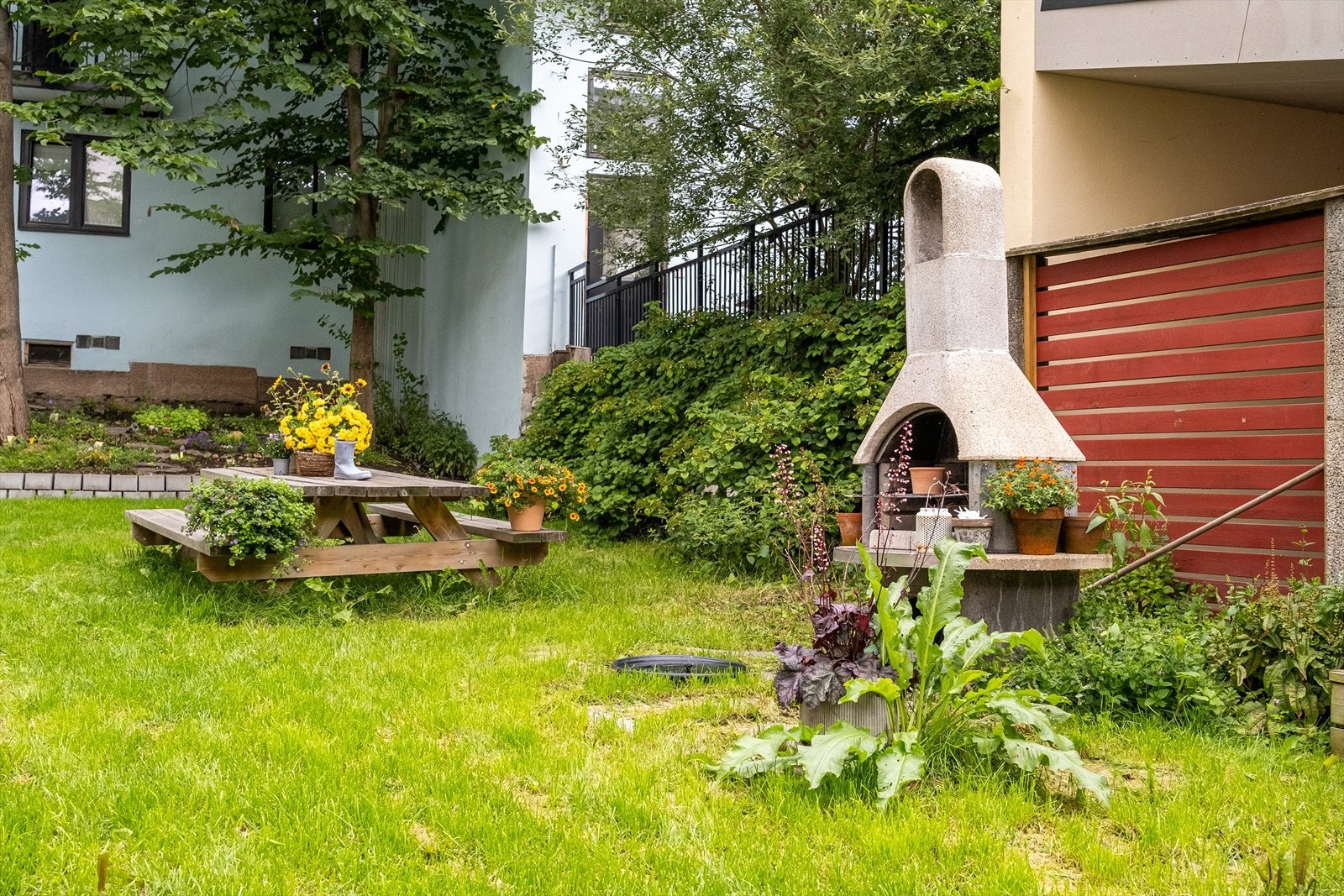 Borettslaget har en pent opparbeidet bakgård med flott beplantning og plen Galleribilde