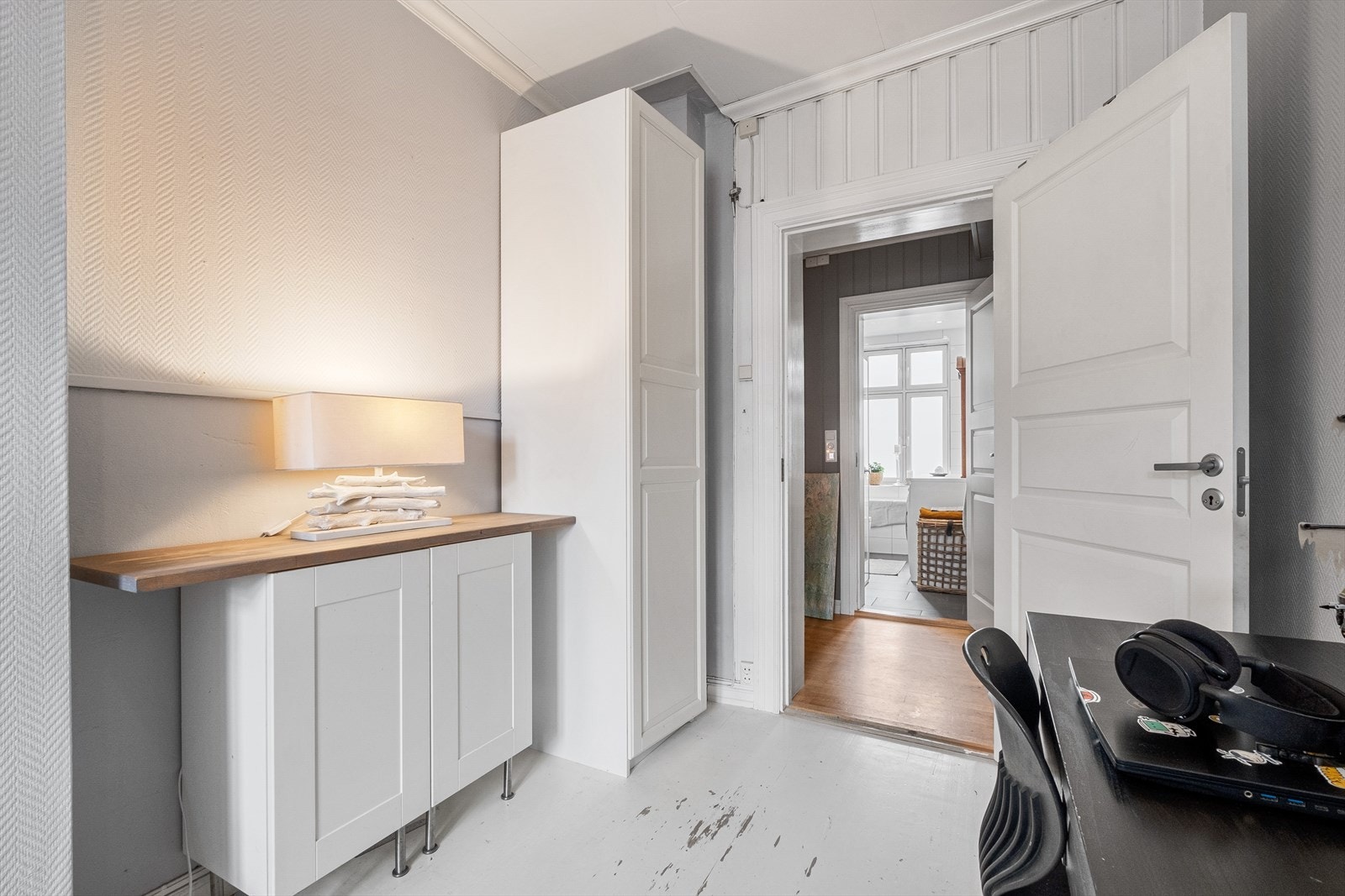 På hovedsoverommet er det god plass til dobbeltseng, nattbord og garderobeskap Galleribilde