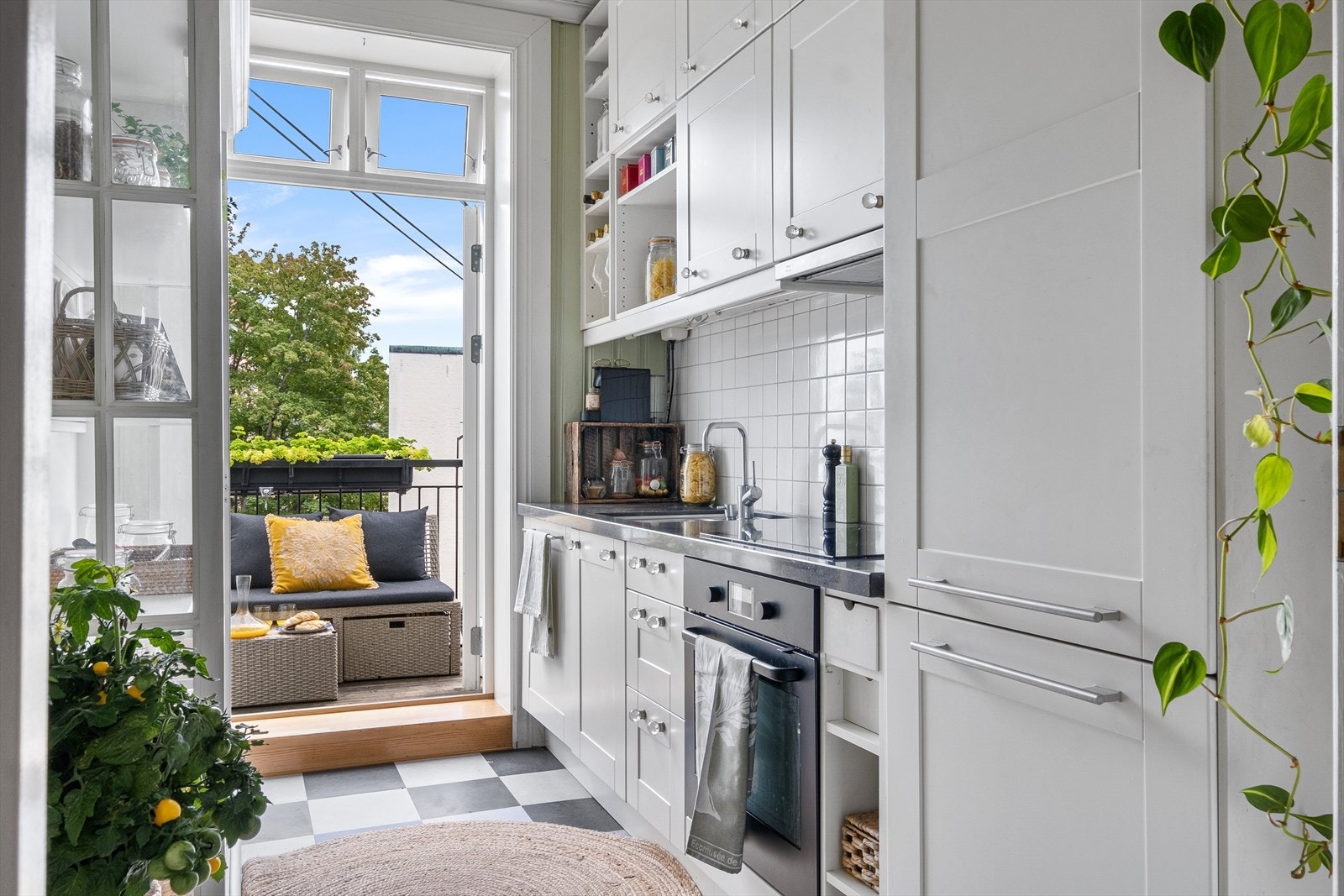 Pent, tidløst og separat kjøkken fra Ikea med utgang til balkong Galleribilde