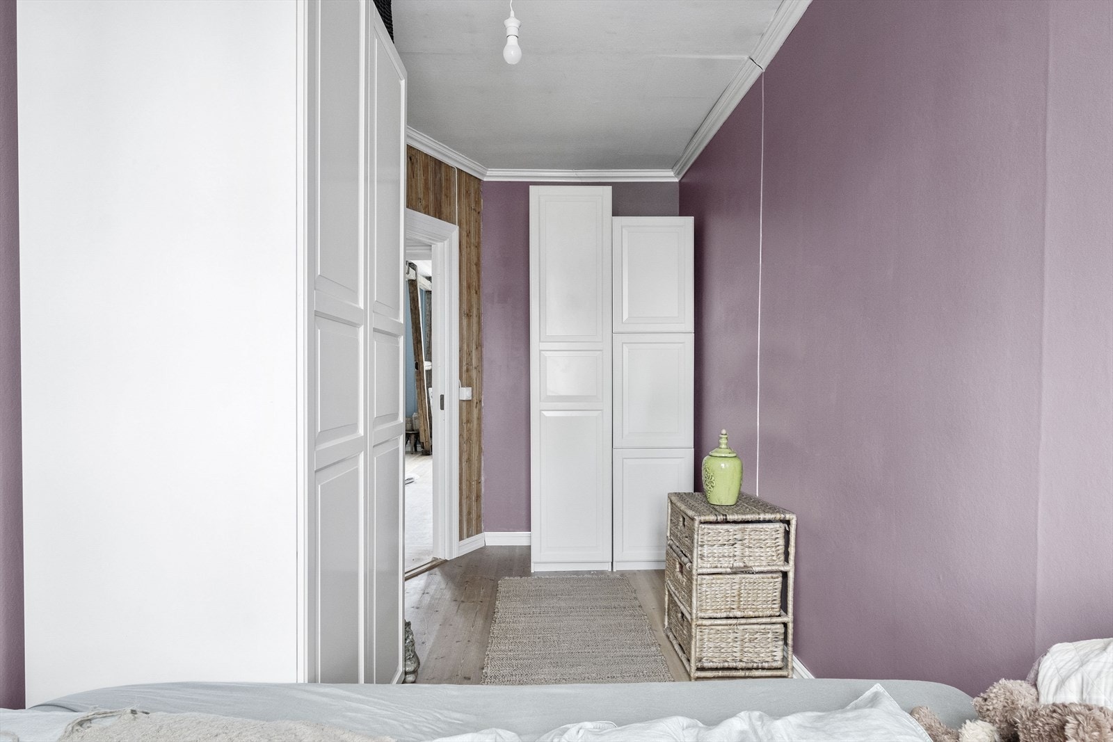 Her er det plass til seng, skrivepult og skap Galleribilde