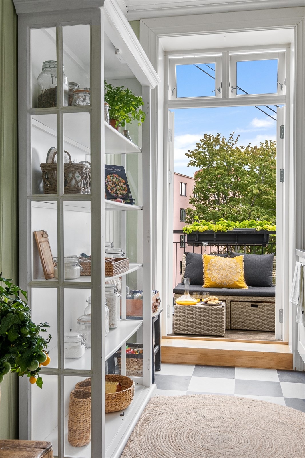 Fra kjøkkenet er det utgang til en østvendt balkong på ca. 3,5 kvm. Galleribilde