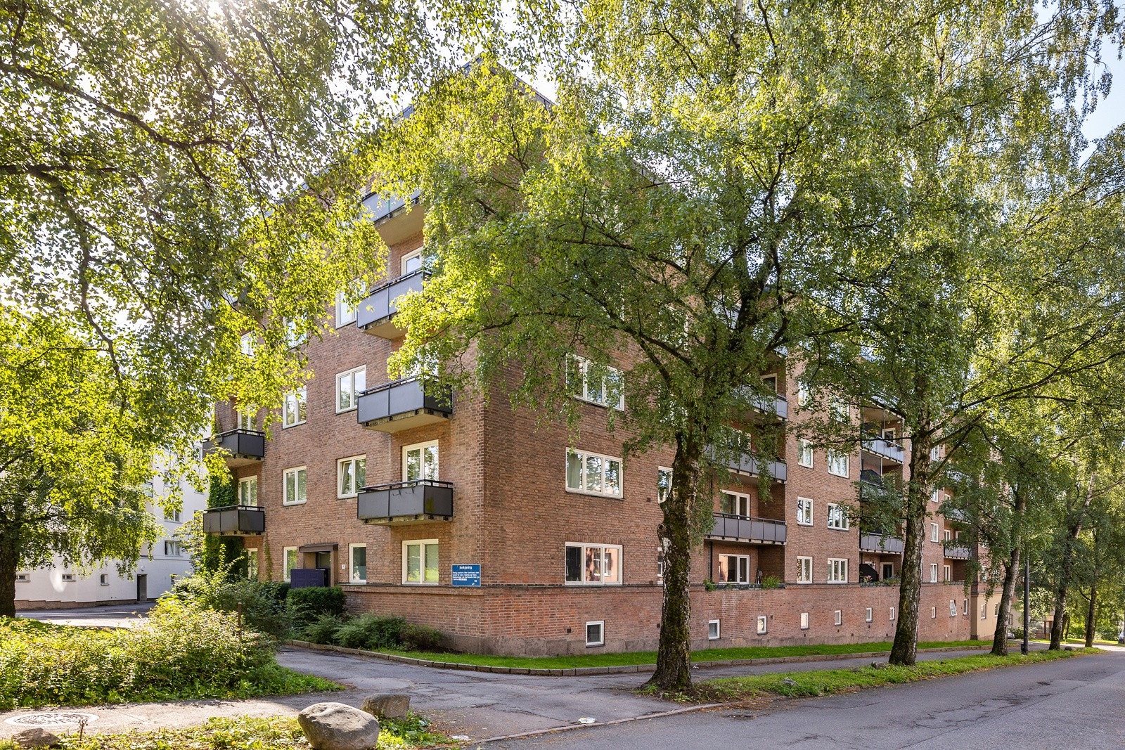 Boligen ligger sentralt og tilbaketrukket til, ikke langt unna Carl Berners plass. Galleribilde
